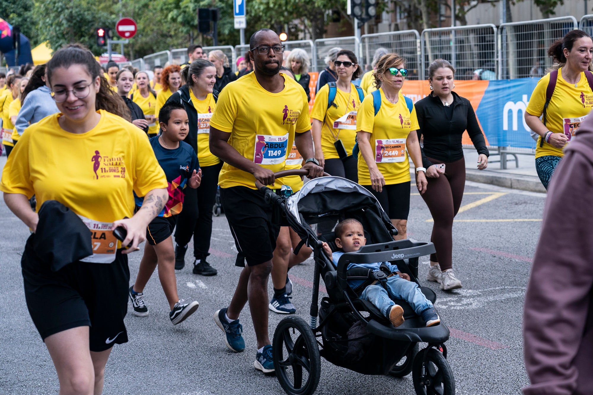 La 11a Cursa Fanny Sallés - Cursa de les Dones ha deixat una autèntica marea groga pel centre de Terrassa amb més de 2.600 participants. Amb arribada i sortida des del Parc dels Catalans, enguany s’estrenava recorregut, amb prop de 5km pels punts més emblemàtics de la ciutat. I malgrat que les marques eren el de menys en un esdeveniment amb caràcter solidari amb Oncolliga, cal destacar que Maria Ruiz (19:09) i Jan Isla (16:11) han estat els vencedors.