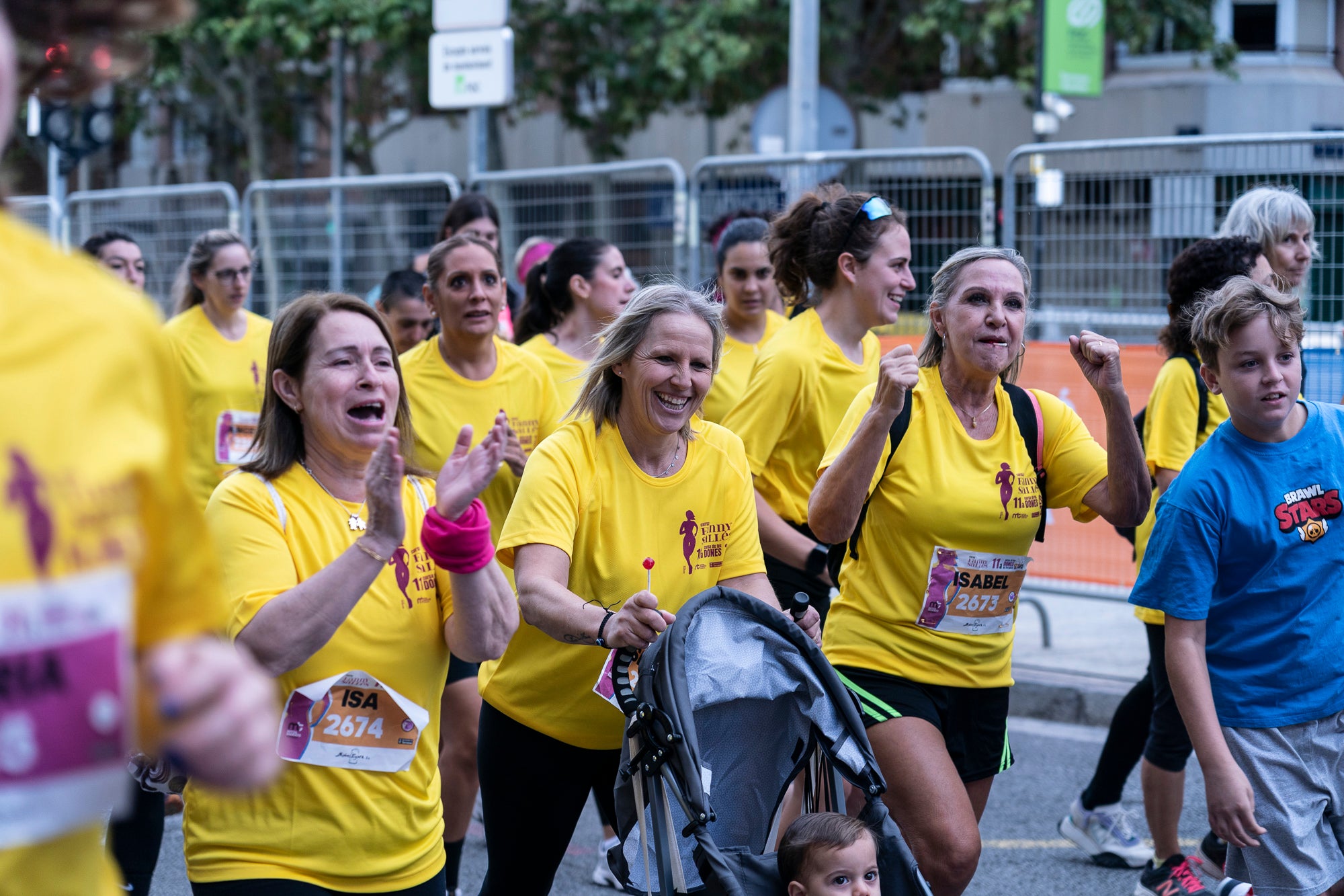 La 11a Cursa Fanny Sallés - Cursa de les Dones ha deixat una autèntica marea groga pel centre de Terrassa amb més de 2.600 participants. Amb arribada i sortida des del Parc dels Catalans, enguany s’estrenava recorregut, amb prop de 5km pels punts més emblemàtics de la ciutat. I malgrat que les marques eren el de menys en un esdeveniment amb caràcter solidari amb Oncolliga, cal destacar que Maria Ruiz (19:09) i Jan Isla (16:11) han estat els vencedors.