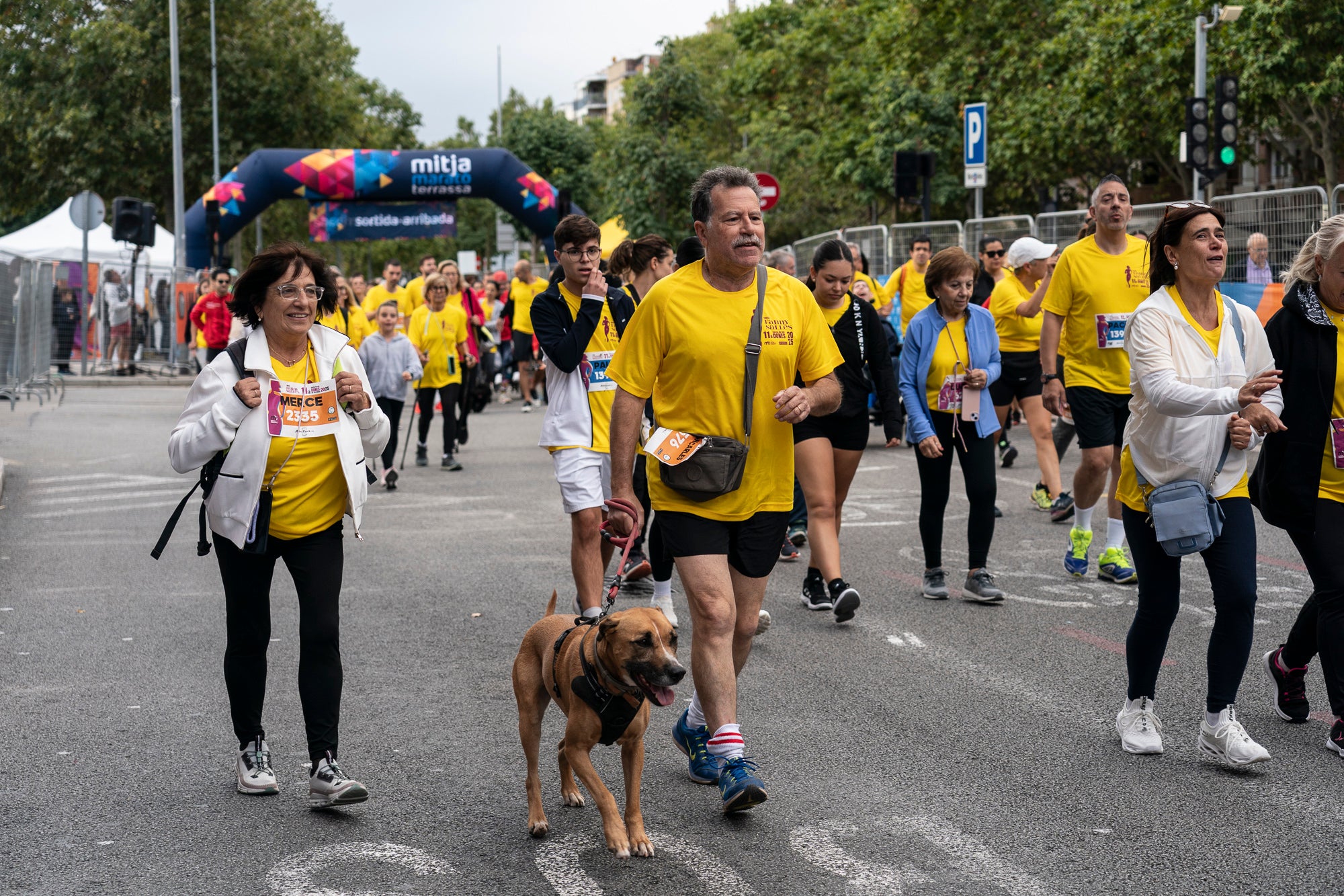 La 11a Cursa Fanny Sallés - Cursa de les Dones ha deixat una autèntica marea groga pel centre de Terrassa amb més de 2.600 participants. Amb arribada i sortida des del Parc dels Catalans, enguany s’estrenava recorregut, amb prop de 5km pels punts més emblemàtics de la ciutat. I malgrat que les marques eren el de menys en un esdeveniment amb caràcter solidari amb Oncolliga, cal destacar que Maria Ruiz (19:09) i Jan Isla (16:11) han estat els vencedors.