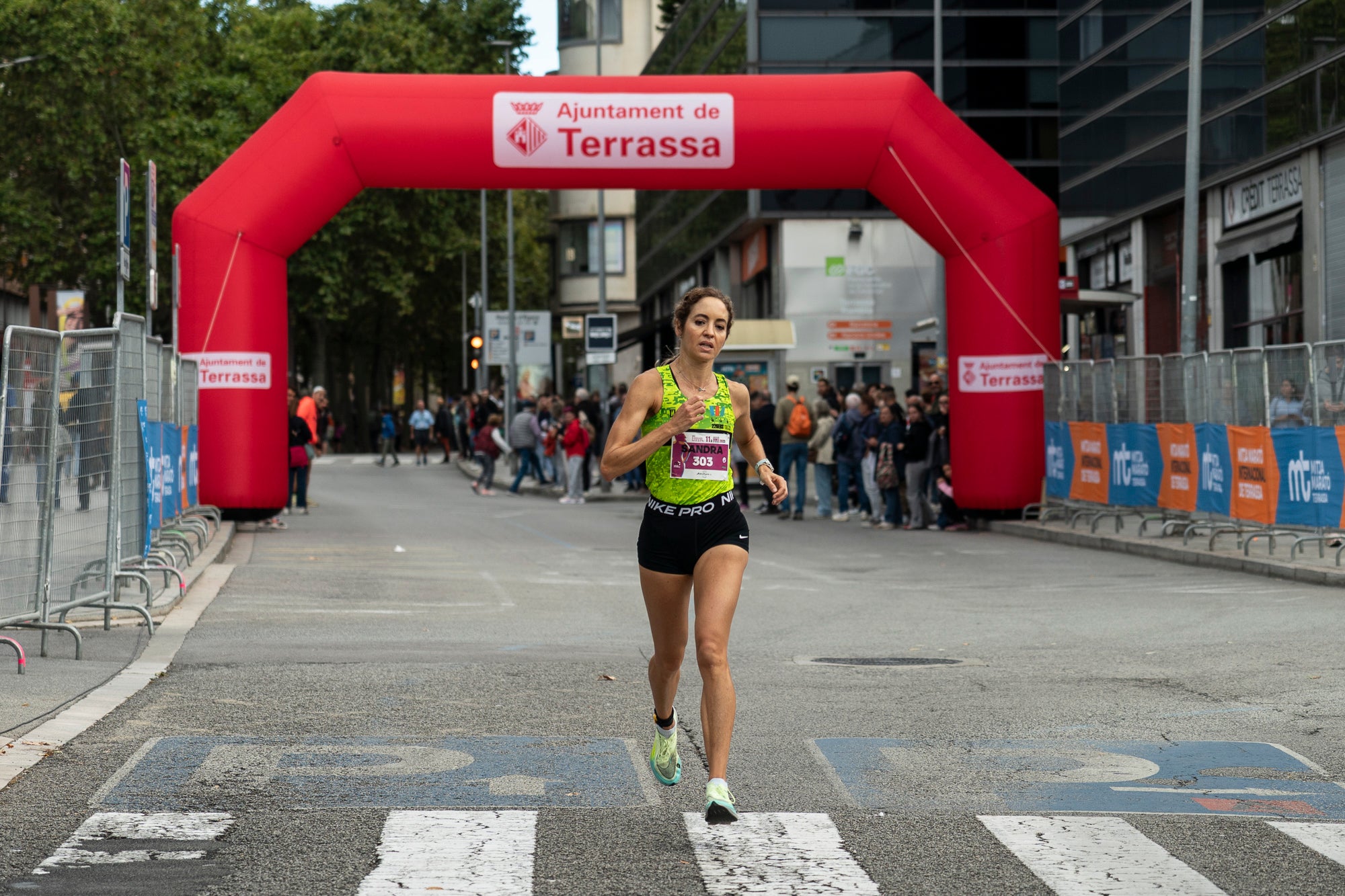 La 11a Cursa Fanny Sallés - Cursa de les Dones ha deixat una autèntica marea groga pel centre de Terrassa amb més de 2.600 participants. Amb arribada i sortida des del Parc dels Catalans, enguany s’estrenava recorregut, amb prop de 5km pels punts més emblemàtics de la ciutat. I malgrat que les marques eren el de menys en un esdeveniment amb caràcter solidari amb Oncolliga, cal destacar que Maria Ruiz (19:09) i Jan Isla (16:11) han estat els vencedors.
