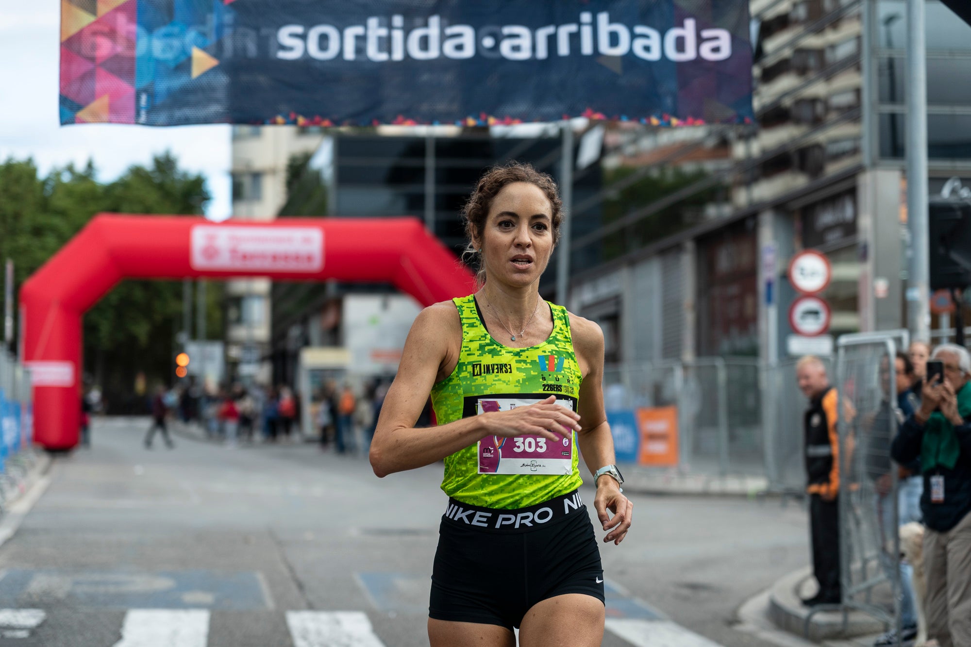 La 11a Cursa Fanny Sallés - Cursa de les Dones ha deixat una autèntica marea groga pel centre de Terrassa amb més de 2.600 participants. Amb arribada i sortida des del Parc dels Catalans, enguany s’estrenava recorregut, amb prop de 5km pels punts més emblemàtics de la ciutat. I malgrat que les marques eren el de menys en un esdeveniment amb caràcter solidari amb Oncolliga, cal destacar que Maria Ruiz (19:09) i Jan Isla (16:11) han estat els vencedors.