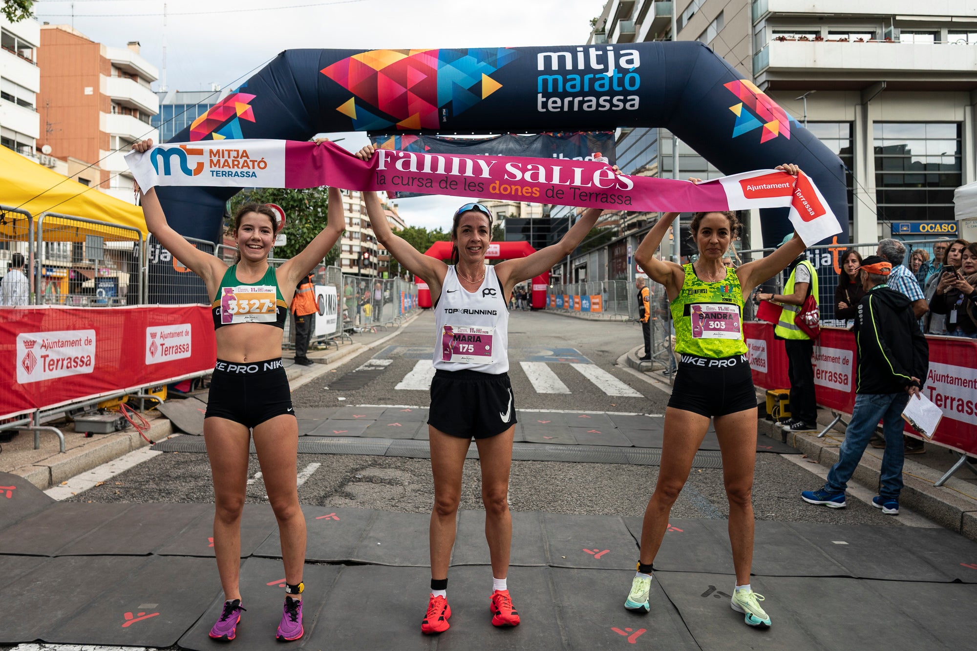 La 11a Cursa Fanny Sallés - Cursa de les Dones ha deixat una autèntica marea groga pel centre de Terrassa amb més de 2.600 participants. Amb arribada i sortida des del Parc dels Catalans, enguany s’estrenava recorregut, amb prop de 5km pels punts més emblemàtics de la ciutat. I malgrat que les marques eren el de menys en un esdeveniment amb caràcter solidari amb Oncolliga, cal destacar que Maria Ruiz (19:09) i Jan Isla (16:11) han estat els vencedors.