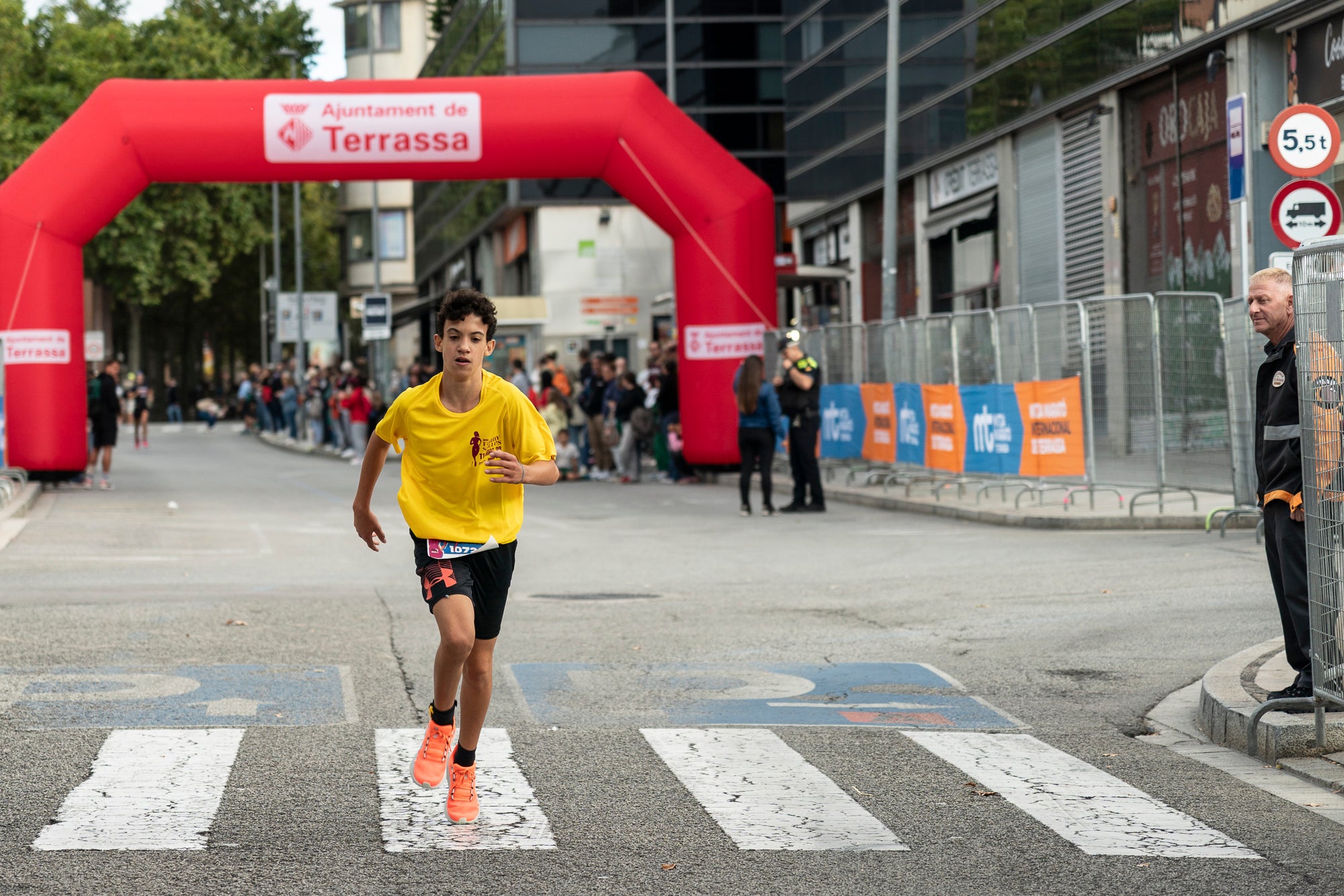 La 11a Cursa Fanny Sallés - Cursa de les Dones ha deixat una autèntica marea groga pel centre de Terrassa amb més de 2.600 participants. Amb arribada i sortida des del Parc dels Catalans, enguany s’estrenava recorregut, amb prop de 5km pels punts més emblemàtics de la ciutat. I malgrat que les marques eren el de menys en un esdeveniment amb caràcter solidari amb Oncolliga, cal destacar que Maria Ruiz (19:09) i Jan Isla (16:11) han estat els vencedors.