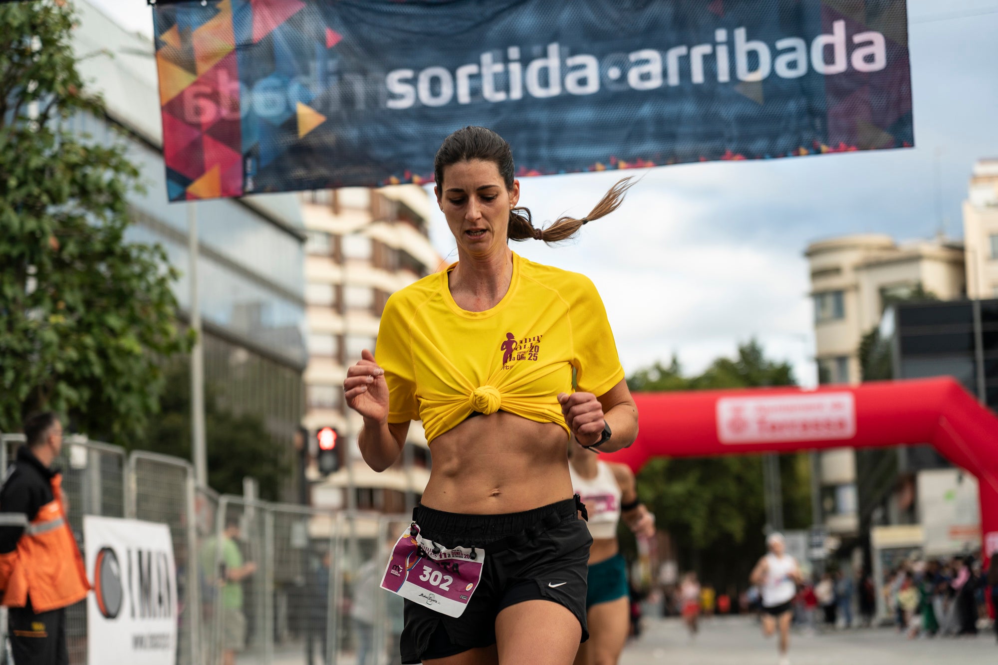 La 11a Cursa Fanny Sallés - Cursa de les Dones ha deixat una autèntica marea groga pel centre de Terrassa amb més de 2.600 participants. Amb arribada i sortida des del Parc dels Catalans, enguany s’estrenava recorregut, amb prop de 5km pels punts més emblemàtics de la ciutat. I malgrat que les marques eren el de menys en un esdeveniment amb caràcter solidari amb Oncolliga, cal destacar que Maria Ruiz (19:09) i Jan Isla (16:11) han estat els vencedors.