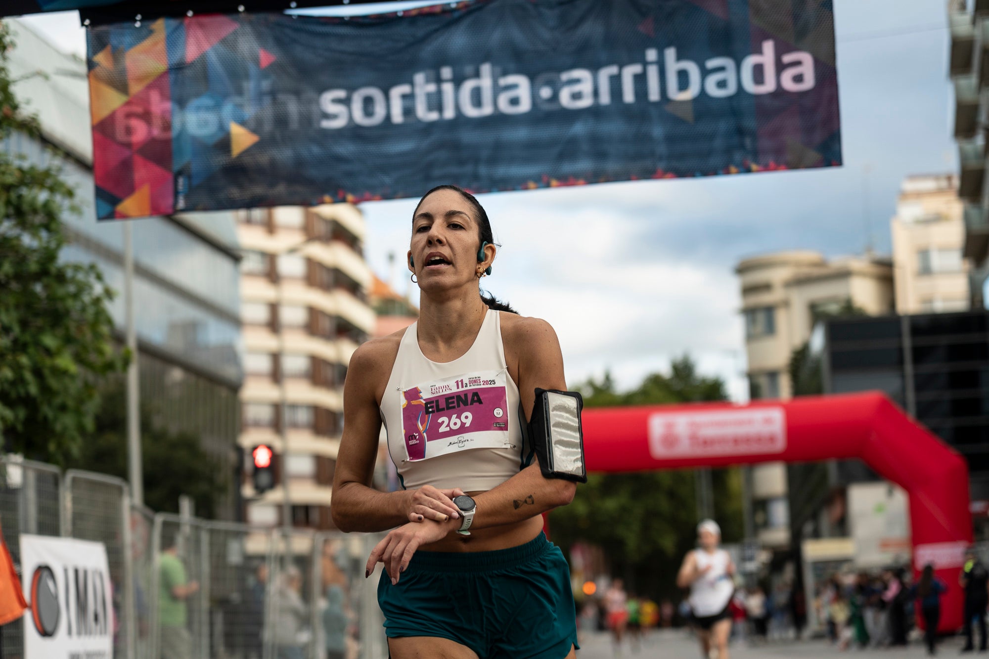La 11a Cursa Fanny Sallés - Cursa de les Dones ha deixat una autèntica marea groga pel centre de Terrassa amb més de 2.600 participants. Amb arribada i sortida des del Parc dels Catalans, enguany s’estrenava recorregut, amb prop de 5km pels punts més emblemàtics de la ciutat. I malgrat que les marques eren el de menys en un esdeveniment amb caràcter solidari amb Oncolliga, cal destacar que Maria Ruiz (19:09) i Jan Isla (16:11) han estat els vencedors.
