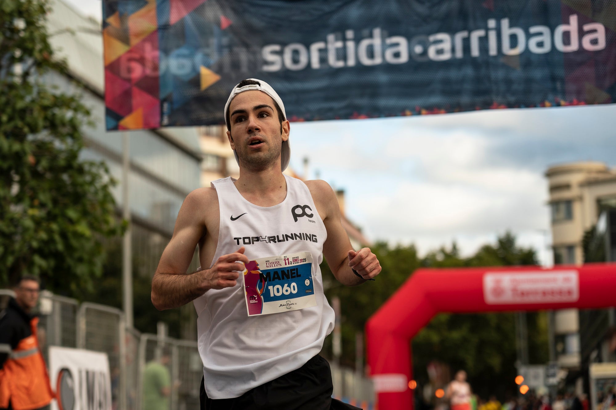 La 11a Cursa Fanny Sallés - Cursa de les Dones ha deixat una autèntica marea groga pel centre de Terrassa amb més de 2.600 participants. Amb arribada i sortida des del Parc dels Catalans, enguany s’estrenava recorregut, amb prop de 5km pels punts més emblemàtics de la ciutat. I malgrat que les marques eren el de menys en un esdeveniment amb caràcter solidari amb Oncolliga, cal destacar que Maria Ruiz (19:09) i Jan Isla (16:11) han estat els vencedors.