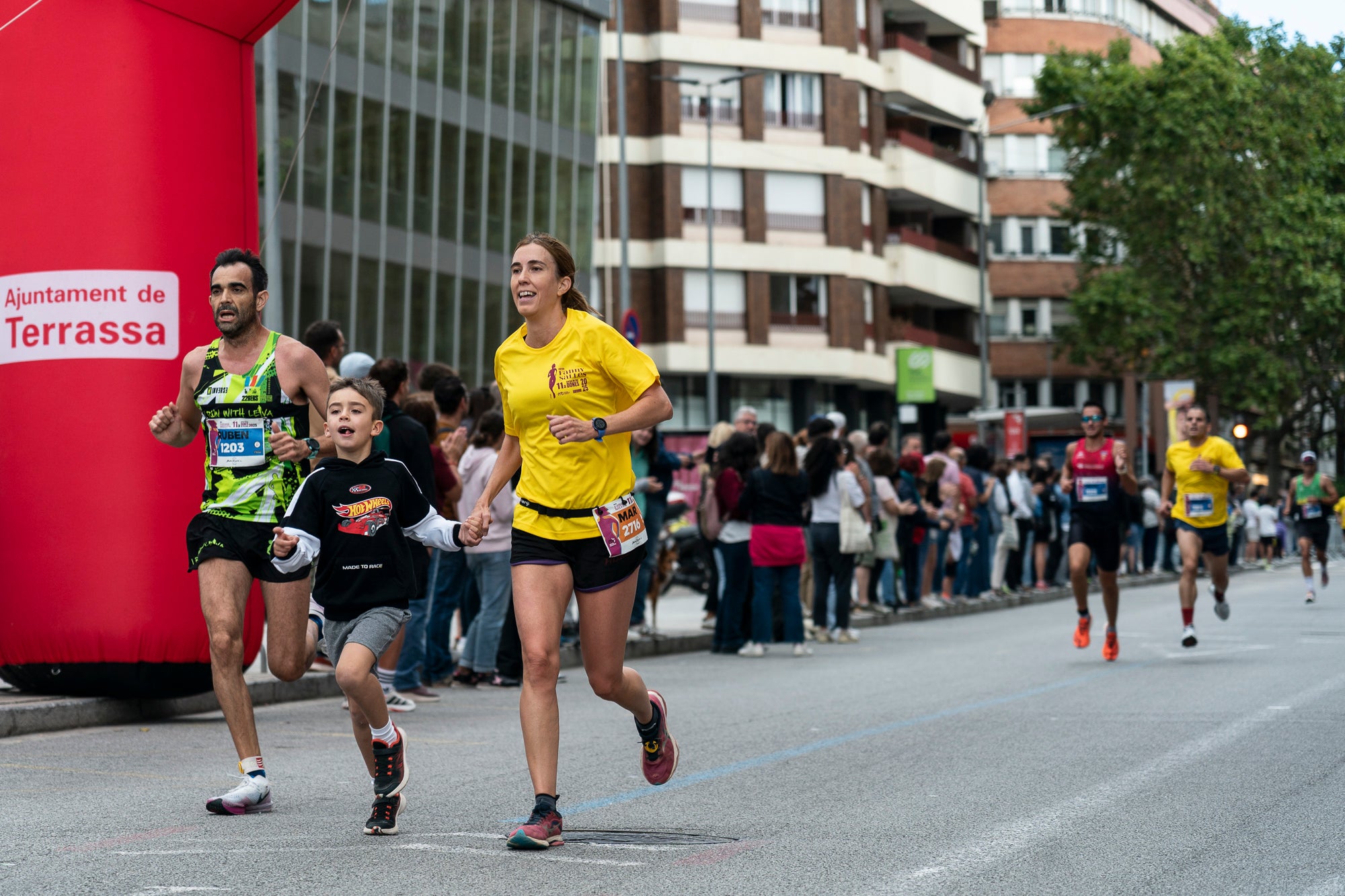 La 11a Cursa Fanny Sallés - Cursa de les Dones ha deixat una autèntica marea groga pel centre de Terrassa amb més de 2.600 participants. Amb arribada i sortida des del Parc dels Catalans, enguany s’estrenava recorregut, amb prop de 5km pels punts més emblemàtics de la ciutat. I malgrat que les marques eren el de menys en un esdeveniment amb caràcter solidari amb Oncolliga, cal destacar que Maria Ruiz (19:09) i Jan Isla (16:11) han estat els vencedors.