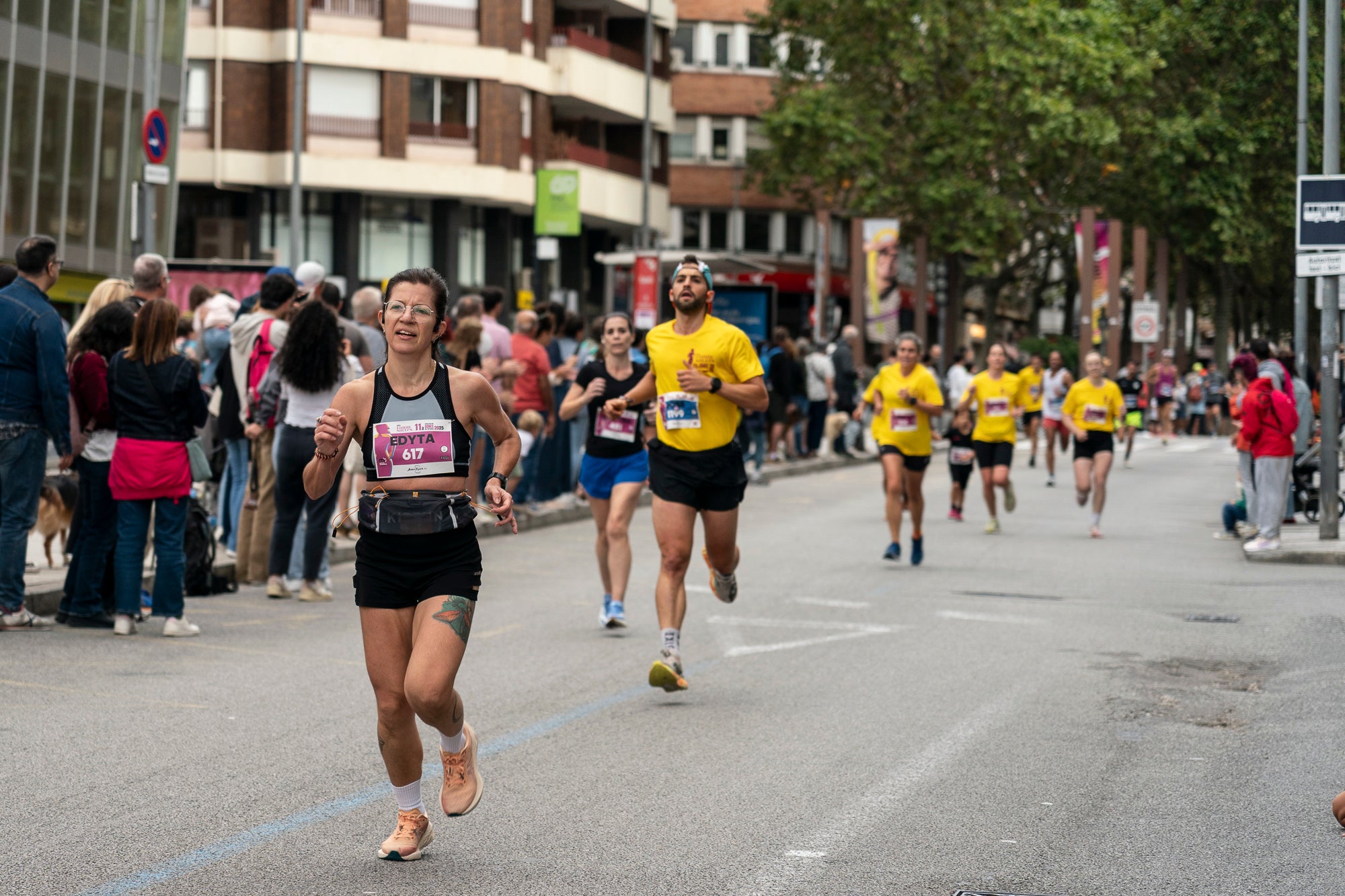 La 11a Cursa Fanny Sallés - Cursa de les Dones ha deixat una autèntica marea groga pel centre de Terrassa amb més de 2.600 participants. Amb arribada i sortida des del Parc dels Catalans, enguany s’estrenava recorregut, amb prop de 5km pels punts més emblemàtics de la ciutat. I malgrat que les marques eren el de menys en un esdeveniment amb caràcter solidari amb Oncolliga, cal destacar que Maria Ruiz (19:09) i Jan Isla (16:11) han estat els vencedors.