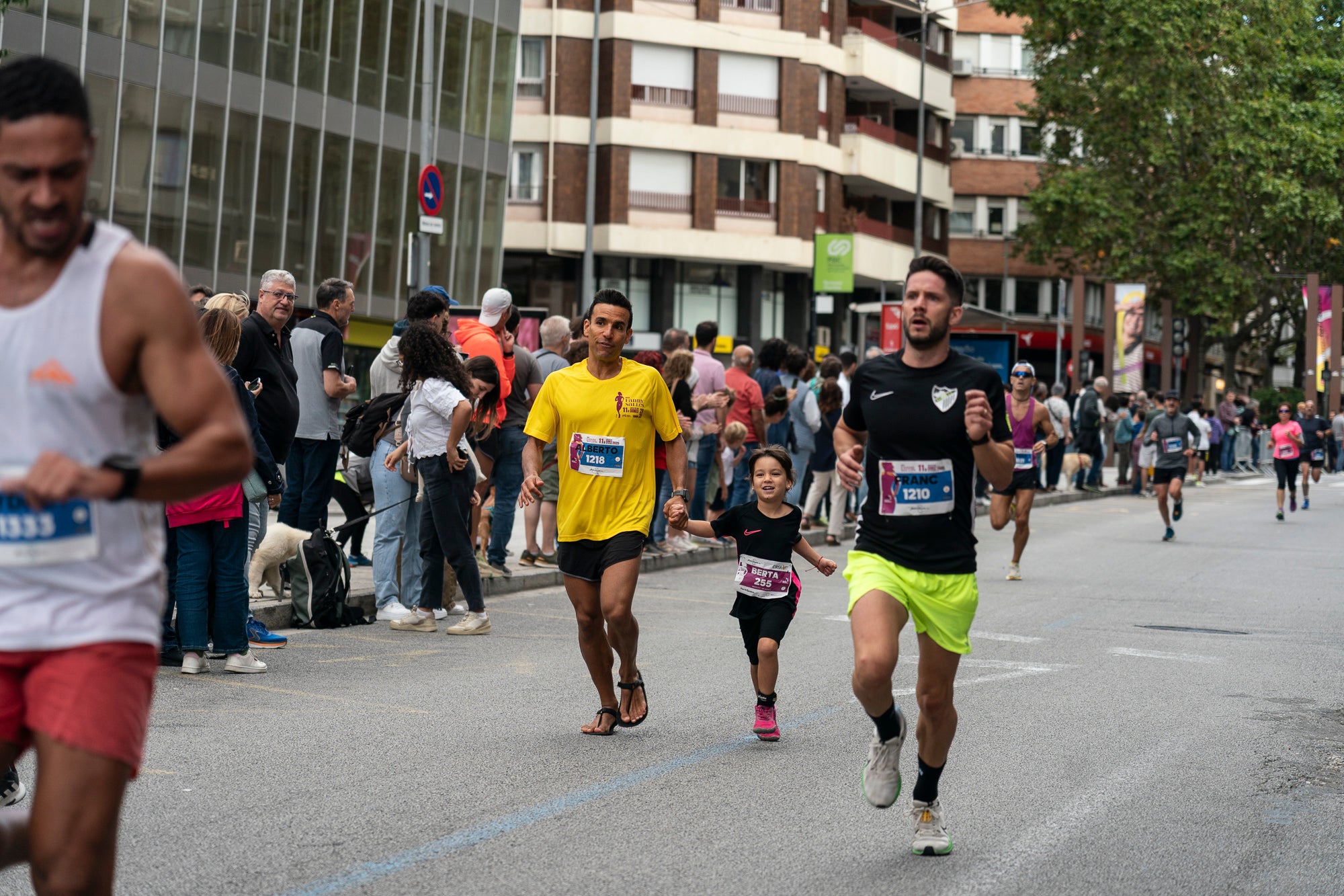 La 11a Cursa Fanny Sallés - Cursa de les Dones ha deixat una autèntica marea groga pel centre de Terrassa amb més de 2.600 participants. Amb arribada i sortida des del Parc dels Catalans, enguany s’estrenava recorregut, amb prop de 5km pels punts més emblemàtics de la ciutat. I malgrat que les marques eren el de menys en un esdeveniment amb caràcter solidari amb Oncolliga, cal destacar que Maria Ruiz (19:09) i Jan Isla (16:11) han estat els vencedors.