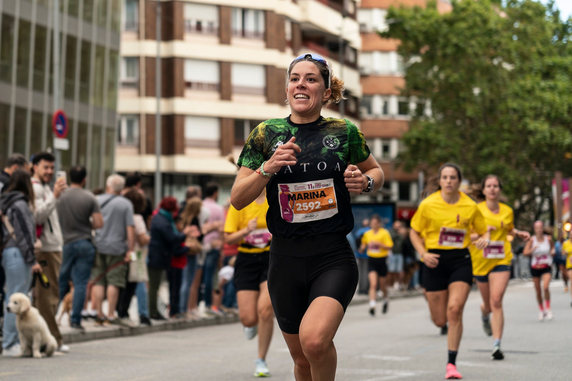 La 11a Cursa Fanny Sallés - Cursa de les Dones ha deixat una autèntica marea groga pel centre de Terrassa amb més de 2.600 participants. Amb arribada i sortida des del Parc dels Catalans, enguany s’estrenava recorregut, amb prop de 5km pels punts més emblemàtics de la ciutat. I malgrat que les marques eren el de menys en un esdeveniment amb caràcter solidari amb Oncolliga, cal destacar que Maria Ruiz (19:09) i Jan Isla (16:11) han estat els vencedors.