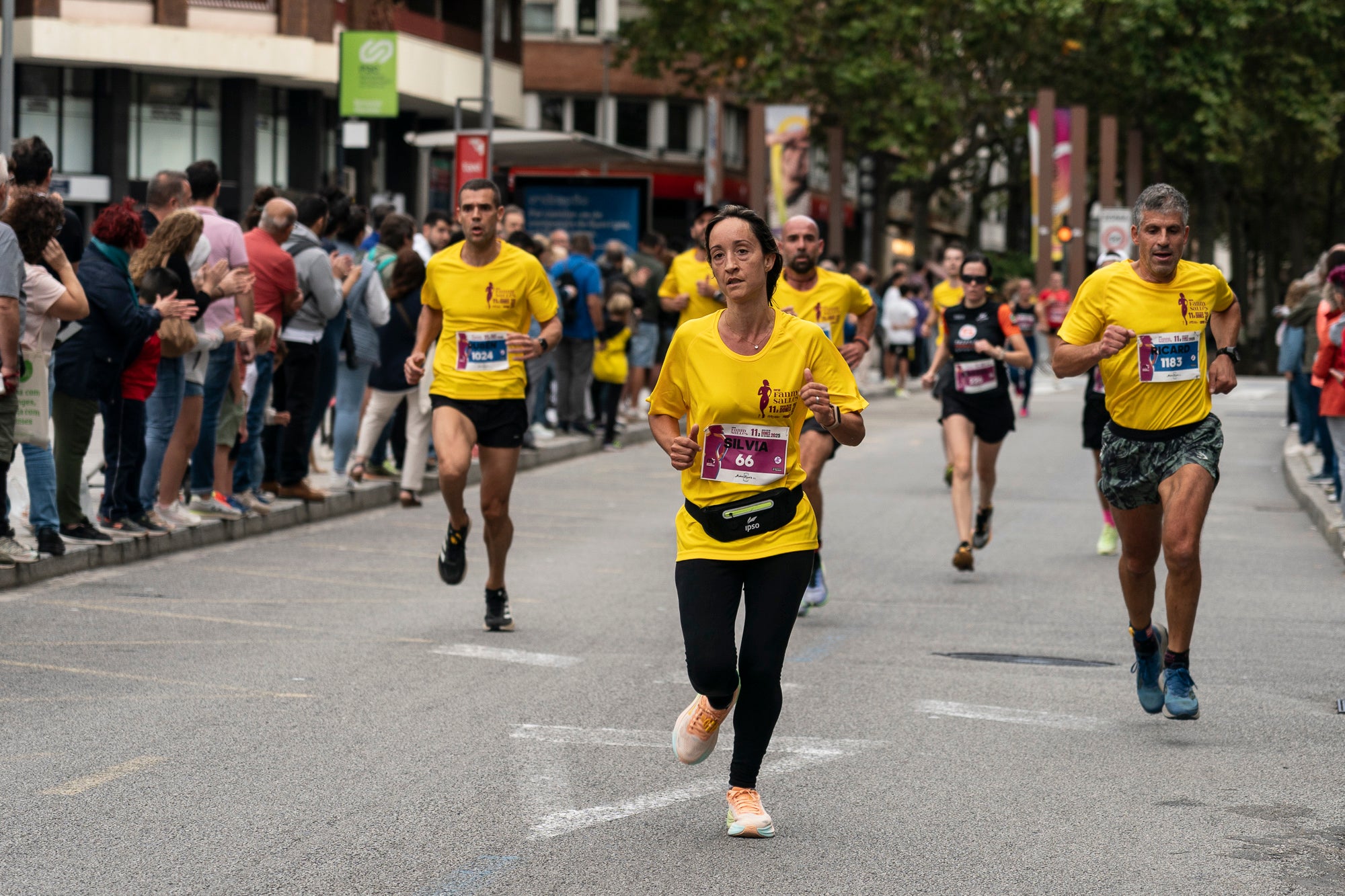 La 11a Cursa Fanny Sallés - Cursa de les Dones ha deixat una autèntica marea groga pel centre de Terrassa amb més de 2.600 participants. Amb arribada i sortida des del Parc dels Catalans, enguany s’estrenava recorregut, amb prop de 5km pels punts més emblemàtics de la ciutat. I malgrat que les marques eren el de menys en un esdeveniment amb caràcter solidari amb Oncolliga, cal destacar que Maria Ruiz (19:09) i Jan Isla (16:11) han estat els vencedors.