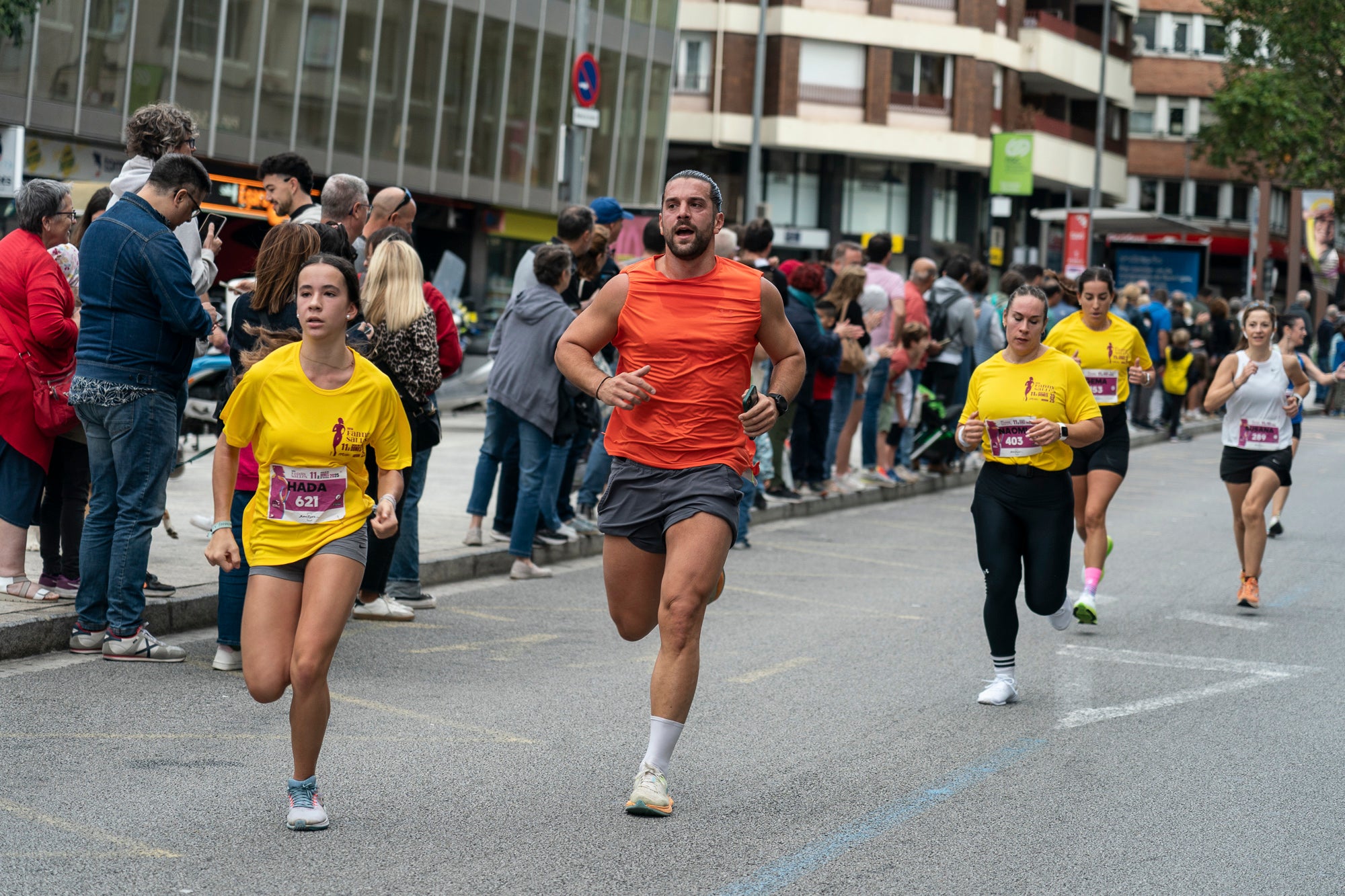 La 11a Cursa Fanny Sallés - Cursa de les Dones ha deixat una autèntica marea groga pel centre de Terrassa amb més de 2.600 participants. Amb arribada i sortida des del Parc dels Catalans, enguany s’estrenava recorregut, amb prop de 5km pels punts més emblemàtics de la ciutat. I malgrat que les marques eren el de menys en un esdeveniment amb caràcter solidari amb Oncolliga, cal destacar que Maria Ruiz (19:09) i Jan Isla (16:11) han estat els vencedors.