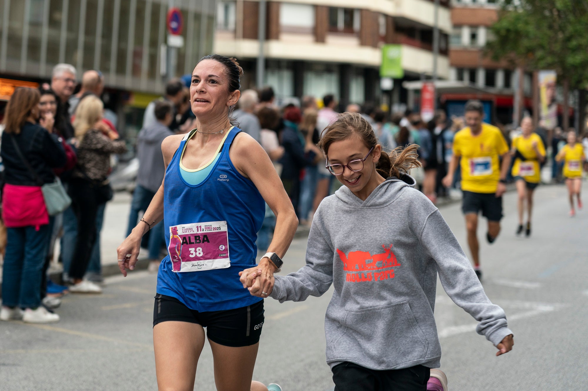 La 11a Cursa Fanny Sallés - Cursa de les Dones ha deixat una autèntica marea groga pel centre de Terrassa amb més de 2.600 participants. Amb arribada i sortida des del Parc dels Catalans, enguany s’estrenava recorregut, amb prop de 5km pels punts més emblemàtics de la ciutat. I malgrat que les marques eren el de menys en un esdeveniment amb caràcter solidari amb Oncolliga, cal destacar que Maria Ruiz (19:09) i Jan Isla (16:11) han estat els vencedors.