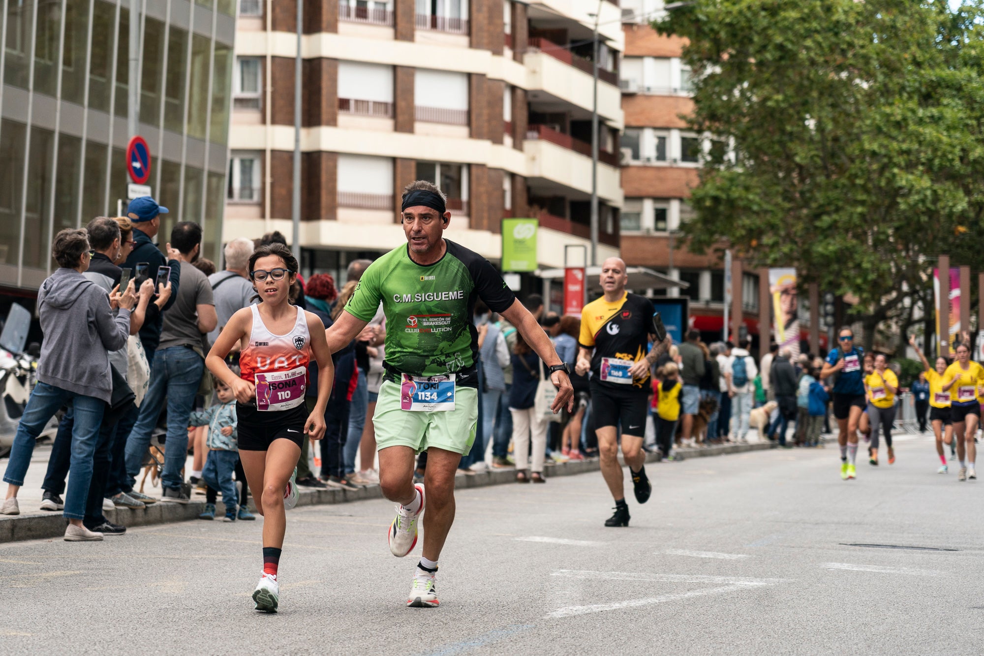 La 11a Cursa Fanny Sallés - Cursa de les Dones ha deixat una autèntica marea groga pel centre de Terrassa amb més de 2.600 participants. Amb arribada i sortida des del Parc dels Catalans, enguany s’estrenava recorregut, amb prop de 5km pels punts més emblemàtics de la ciutat. I malgrat que les marques eren el de menys en un esdeveniment amb caràcter solidari amb Oncolliga, cal destacar que Maria Ruiz (19:09) i Jan Isla (16:11) han estat els vencedors.
