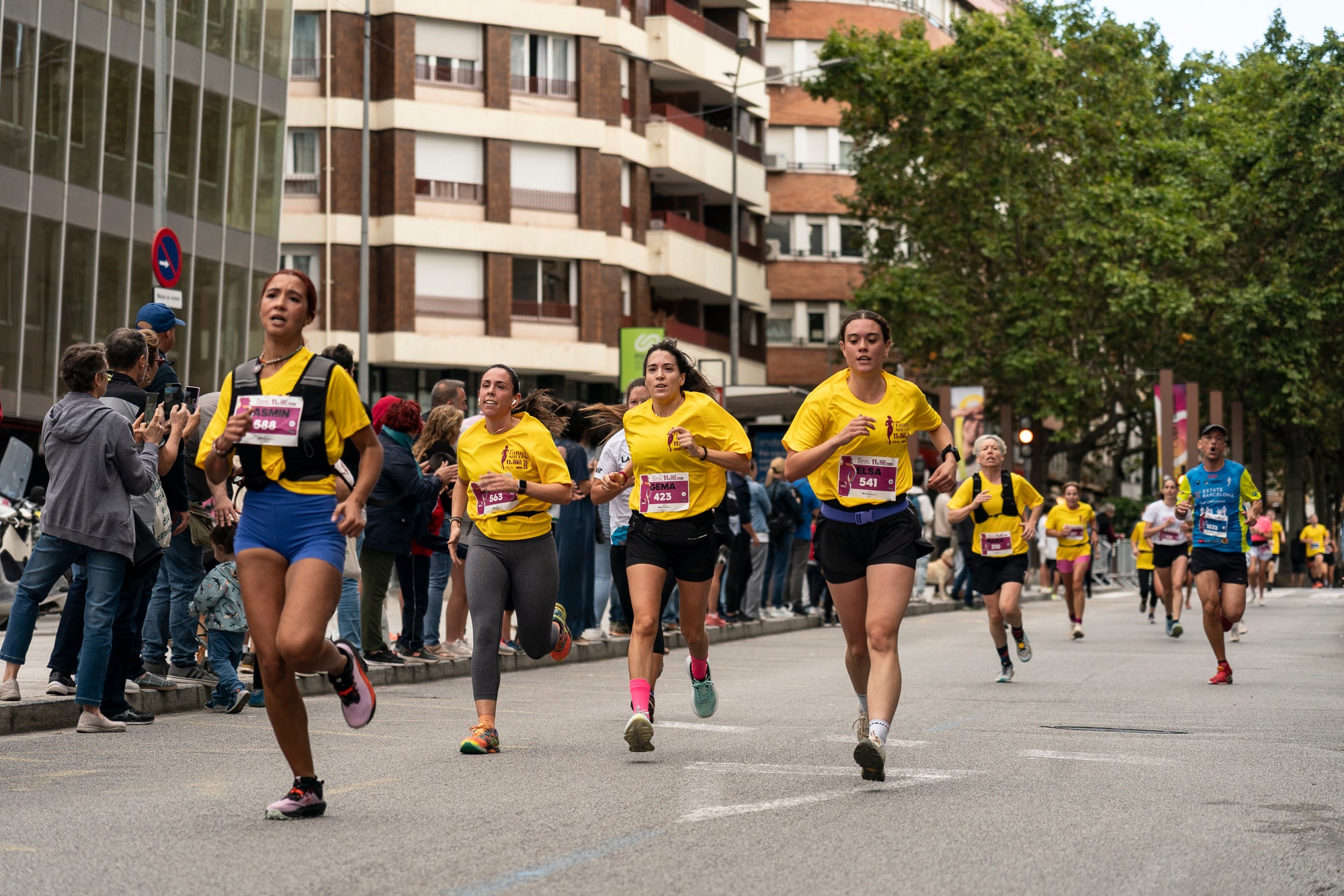 La 11a Cursa Fanny Sallés - Cursa de les Dones ha deixat una autèntica marea groga pel centre de Terrassa amb més de 2.600 participants. Amb arribada i sortida des del Parc dels Catalans, enguany s’estrenava recorregut, amb prop de 5km pels punts més emblemàtics de la ciutat. I malgrat que les marques eren el de menys en un esdeveniment amb caràcter solidari amb Oncolliga, cal destacar que Maria Ruiz (19:09) i Jan Isla (16:11) han estat els vencedors.
