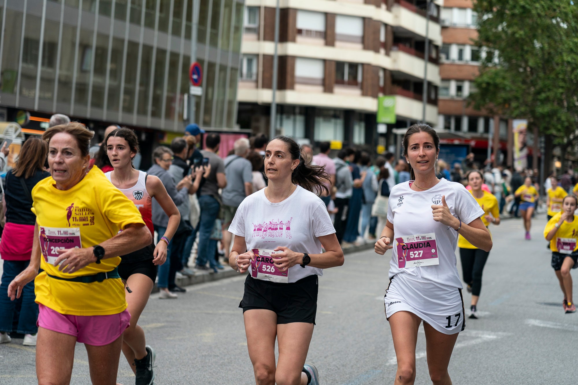 La 11a Cursa Fanny Sallés - Cursa de les Dones ha deixat una autèntica marea groga pel centre de Terrassa amb més de 2.600 participants. Amb arribada i sortida des del Parc dels Catalans, enguany s’estrenava recorregut, amb prop de 5km pels punts més emblemàtics de la ciutat. I malgrat que les marques eren el de menys en un esdeveniment amb caràcter solidari amb Oncolliga, cal destacar que Maria Ruiz (19:09) i Jan Isla (16:11) han estat els vencedors.
