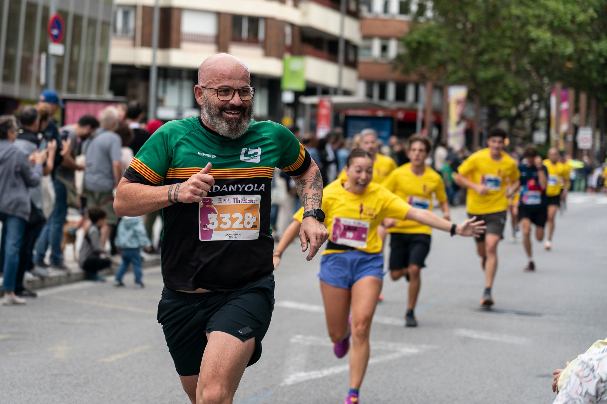 La 11a Cursa Fanny Sallés - Cursa de les Dones ha deixat una autèntica marea groga pel centre de Terrassa amb més de 2.600 participants. Amb arribada i sortida des del Parc dels Catalans, enguany s’estrenava recorregut, amb prop de 5km pels punts més emblemàtics de la ciutat. I malgrat que les marques eren el de menys en un esdeveniment amb caràcter solidari amb Oncolliga, cal destacar que Maria Ruiz (19:09) i Jan Isla (16:11) han estat els vencedors.