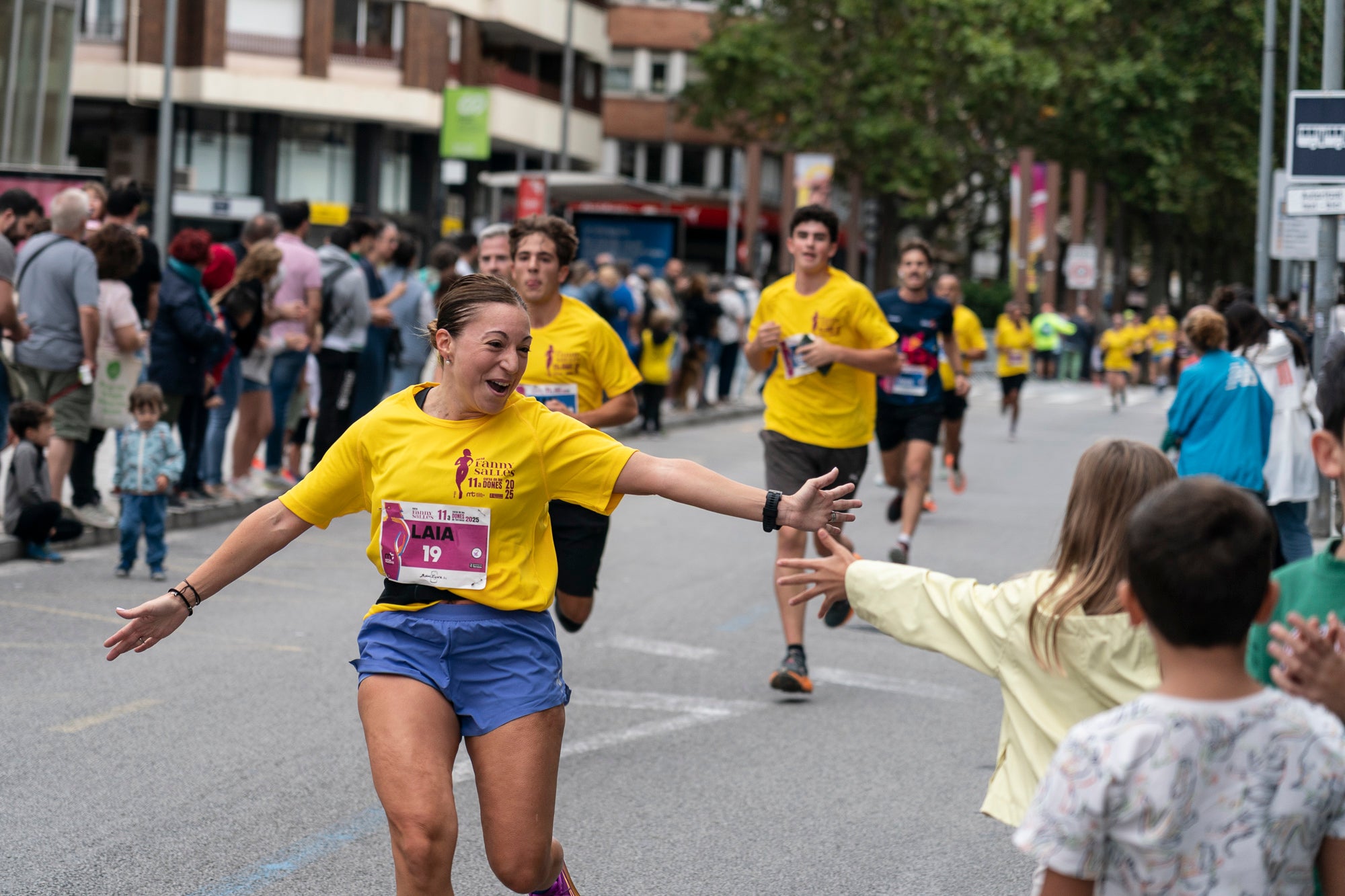 La 11a Cursa Fanny Sallés - Cursa de les Dones ha deixat una autèntica marea groga pel centre de Terrassa amb més de 2.600 participants. Amb arribada i sortida des del Parc dels Catalans, enguany s’estrenava recorregut, amb prop de 5km pels punts més emblemàtics de la ciutat. I malgrat que les marques eren el de menys en un esdeveniment amb caràcter solidari amb Oncolliga, cal destacar que Maria Ruiz (19:09) i Jan Isla (16:11) han estat els vencedors.