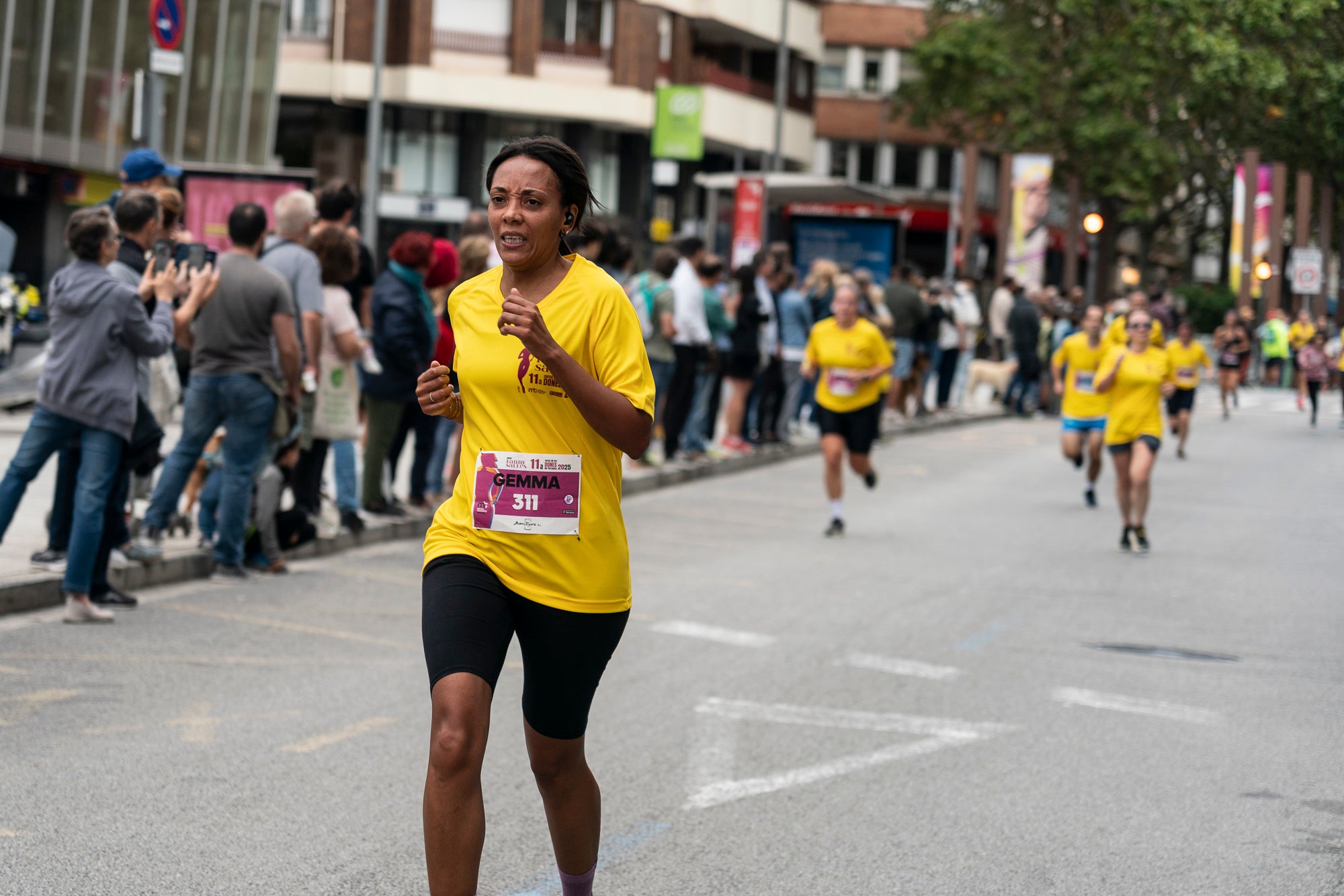 La 11a Cursa Fanny Sallés - Cursa de les Dones ha deixat una autèntica marea groga pel centre de Terrassa amb més de 2.600 participants. Amb arribada i sortida des del Parc dels Catalans, enguany s’estrenava recorregut, amb prop de 5km pels punts més emblemàtics de la ciutat. I malgrat que les marques eren el de menys en un esdeveniment amb caràcter solidari amb Oncolliga, cal destacar que Maria Ruiz (19:09) i Jan Isla (16:11) han estat els vencedors.