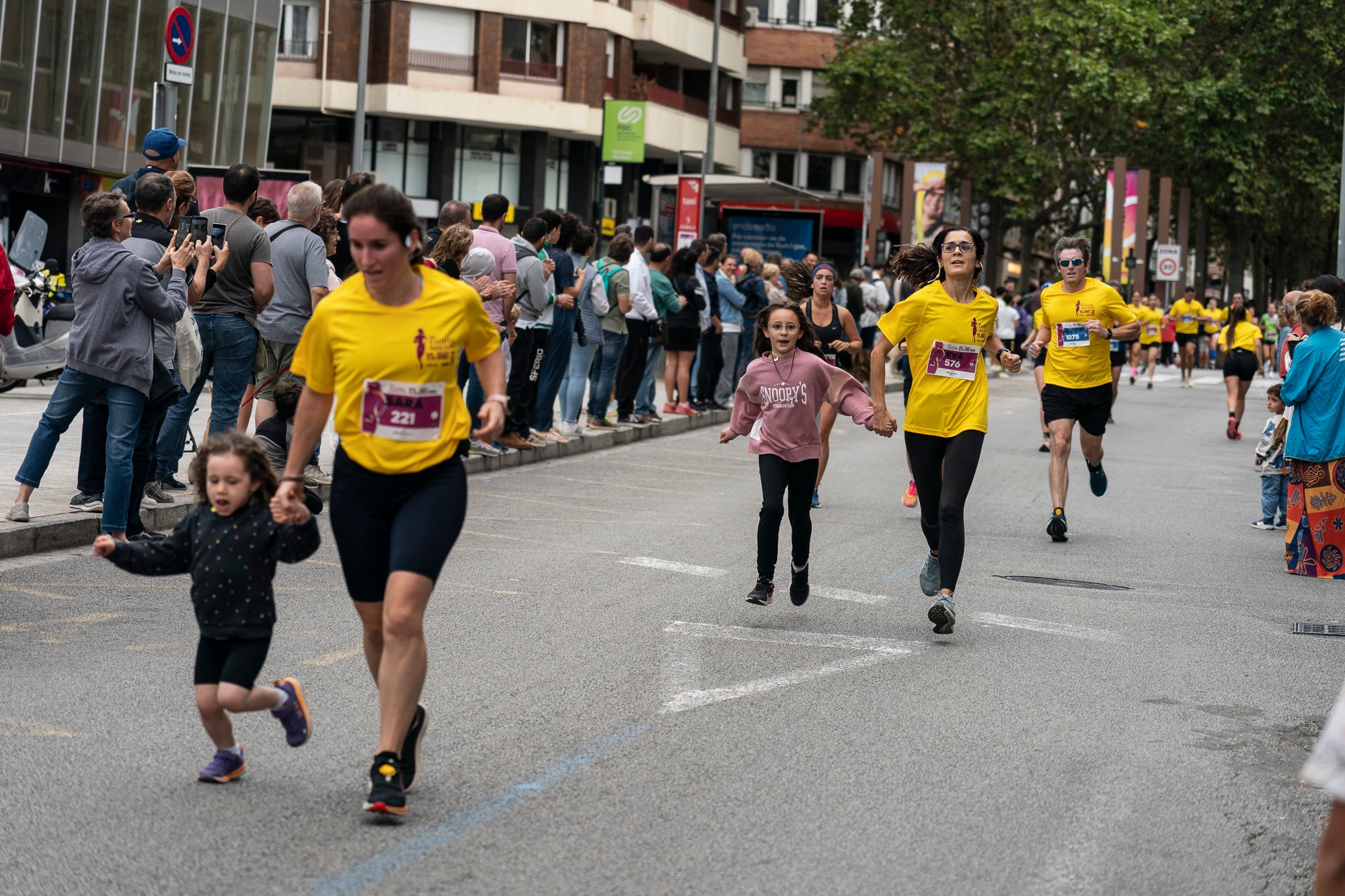 La 11a Cursa Fanny Sallés - Cursa de les Dones ha deixat una autèntica marea groga pel centre de Terrassa amb més de 2.600 participants. Amb arribada i sortida des del Parc dels Catalans, enguany s’estrenava recorregut, amb prop de 5km pels punts més emblemàtics de la ciutat. I malgrat que les marques eren el de menys en un esdeveniment amb caràcter solidari amb Oncolliga, cal destacar que Maria Ruiz (19:09) i Jan Isla (16:11) han estat els vencedors.