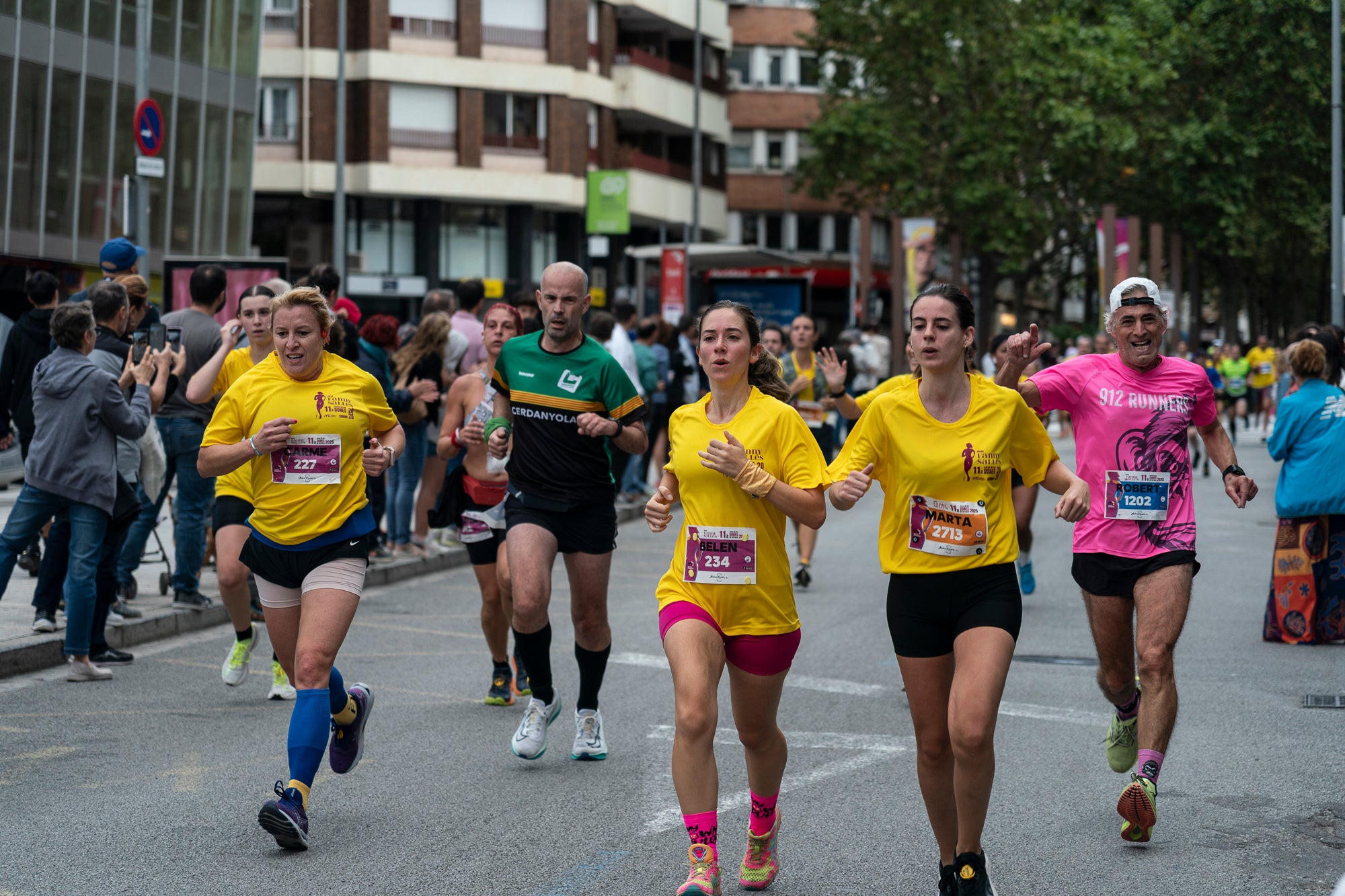La 11a Cursa Fanny Sallés - Cursa de les Dones ha deixat una autèntica marea groga pel centre de Terrassa amb més de 2.600 participants. Amb arribada i sortida des del Parc dels Catalans, enguany s’estrenava recorregut, amb prop de 5km pels punts més emblemàtics de la ciutat. I malgrat que les marques eren el de menys en un esdeveniment amb caràcter solidari amb Oncolliga, cal destacar que Maria Ruiz (19:09) i Jan Isla (16:11) han estat els vencedors.