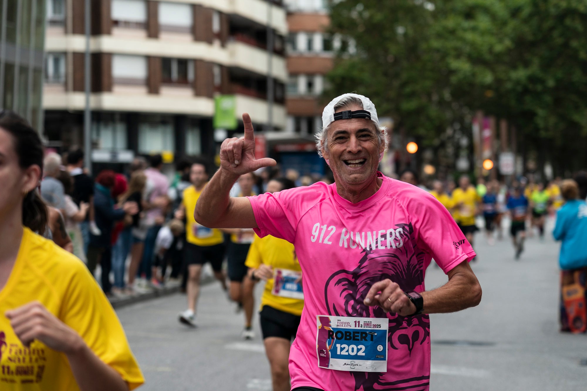 La 11a Cursa Fanny Sallés - Cursa de les Dones ha deixat una autèntica marea groga pel centre de Terrassa amb més de 2.600 participants. Amb arribada i sortida des del Parc dels Catalans, enguany s’estrenava recorregut, amb prop de 5km pels punts més emblemàtics de la ciutat. I malgrat que les marques eren el de menys en un esdeveniment amb caràcter solidari amb Oncolliga, cal destacar que Maria Ruiz (19:09) i Jan Isla (16:11) han estat els vencedors.