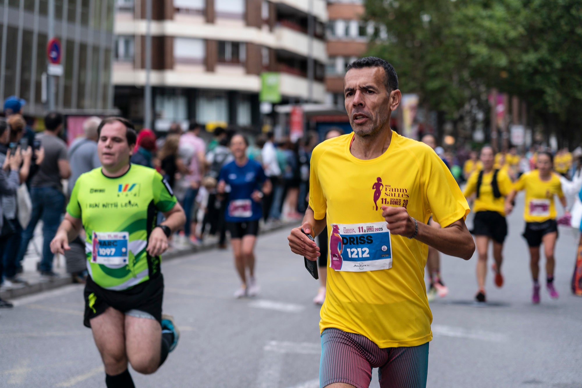 La 11a Cursa Fanny Sallés - Cursa de les Dones ha deixat una autèntica marea groga pel centre de Terrassa amb més de 2.600 participants. Amb arribada i sortida des del Parc dels Catalans, enguany s’estrenava recorregut, amb prop de 5km pels punts més emblemàtics de la ciutat. I malgrat que les marques eren el de menys en un esdeveniment amb caràcter solidari amb Oncolliga, cal destacar que Maria Ruiz (19:09) i Jan Isla (16:11) han estat els vencedors.