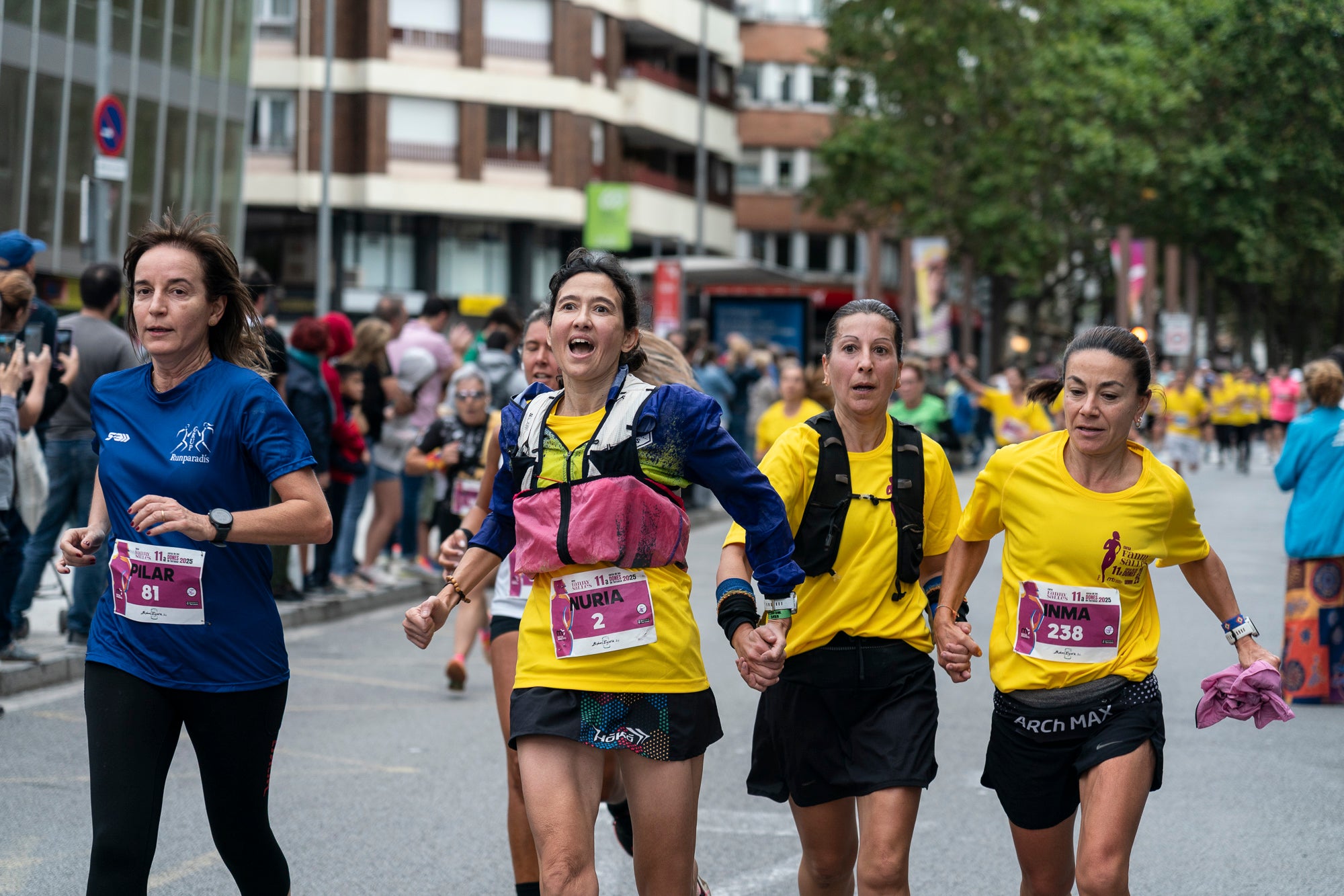 La 11a Cursa Fanny Sallés - Cursa de les Dones ha deixat una autèntica marea groga pel centre de Terrassa amb més de 2.600 participants. Amb arribada i sortida des del Parc dels Catalans, enguany s’estrenava recorregut, amb prop de 5km pels punts més emblemàtics de la ciutat. I malgrat que les marques eren el de menys en un esdeveniment amb caràcter solidari amb Oncolliga, cal destacar que Maria Ruiz (19:09) i Jan Isla (16:11) han estat els vencedors.