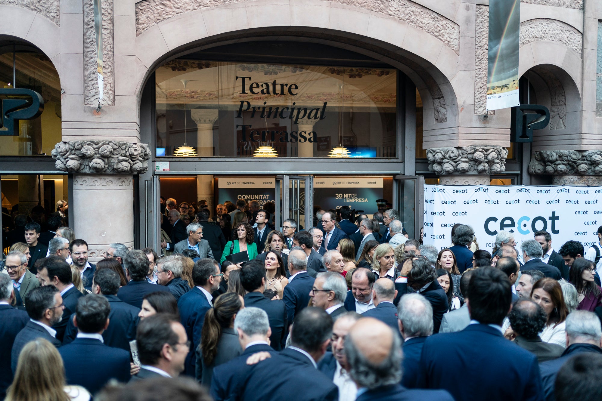 El Teatre Principal de Terrassa ha acollit la 30a edició de la Nit de l'Empresa. L'acte ha comptat amb la presència de l'alcalde de Terrassa, Jordi Ballart, i el president de Cecot, Xavier Panés; però ha destacat l'absència del president de la Generalitat, Salvador Illa, pels aiguats a l'Ebre. El gran protagonista de la jornada ha estat Cristóbal Colón, fundador de La Fageda, que ha rebut el Reconeixement a la Personalitat 2025 de Cecot | Mireia Comas
