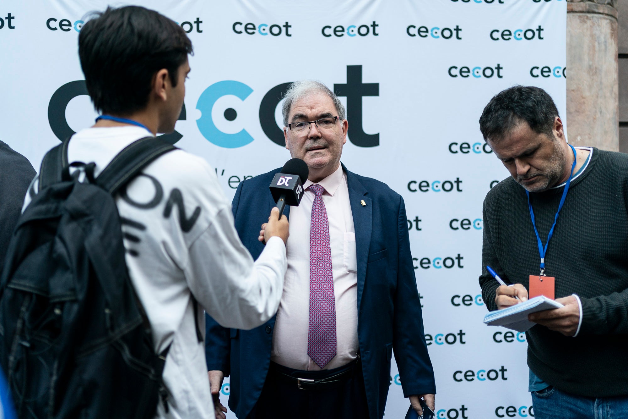 El Teatre Principal de Terrassa ha acollit la 30a edició de la Nit de l'Empresa. L'acte ha comptat amb la presència de l'alcalde de Terrassa, Jordi Ballart, i el president de Cecot, Xavier Panés; però ha destacat l'absència del president de la Generalitat, Salvador Illa, pels aiguats a l'Ebre. El gran protagonista de la jornada ha estat Cristóbal Colón, fundador de La Fageda, que ha rebut el Reconeixement a la Personalitat 2025 de Cecot | Mireia Comas