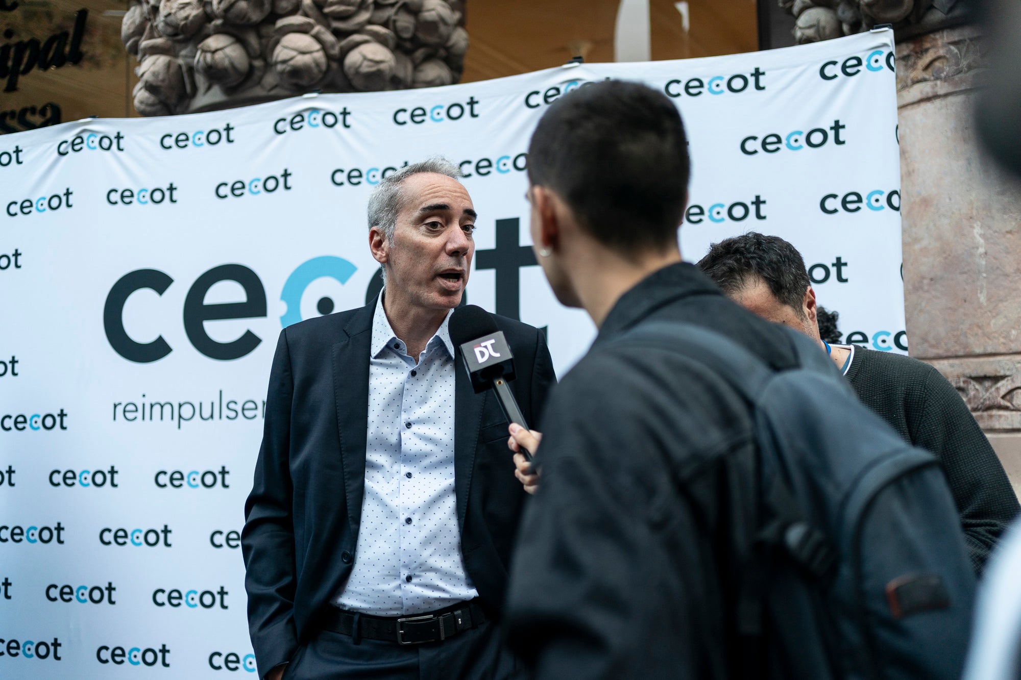El Teatre Principal de Terrassa ha acollit la 30a edició de la Nit de l'Empresa. L'acte ha comptat amb la presència de l'alcalde de Terrassa, Jordi Ballart, i el president de Cecot, Xavier Panés; però ha destacat l'absència del president de la Generalitat, Salvador Illa, pels aiguats a l'Ebre. El gran protagonista de la jornada ha estat Cristóbal Colón, fundador de La Fageda, que ha rebut el Reconeixement a la Personalitat 2025 de Cecot | Mireia Comas