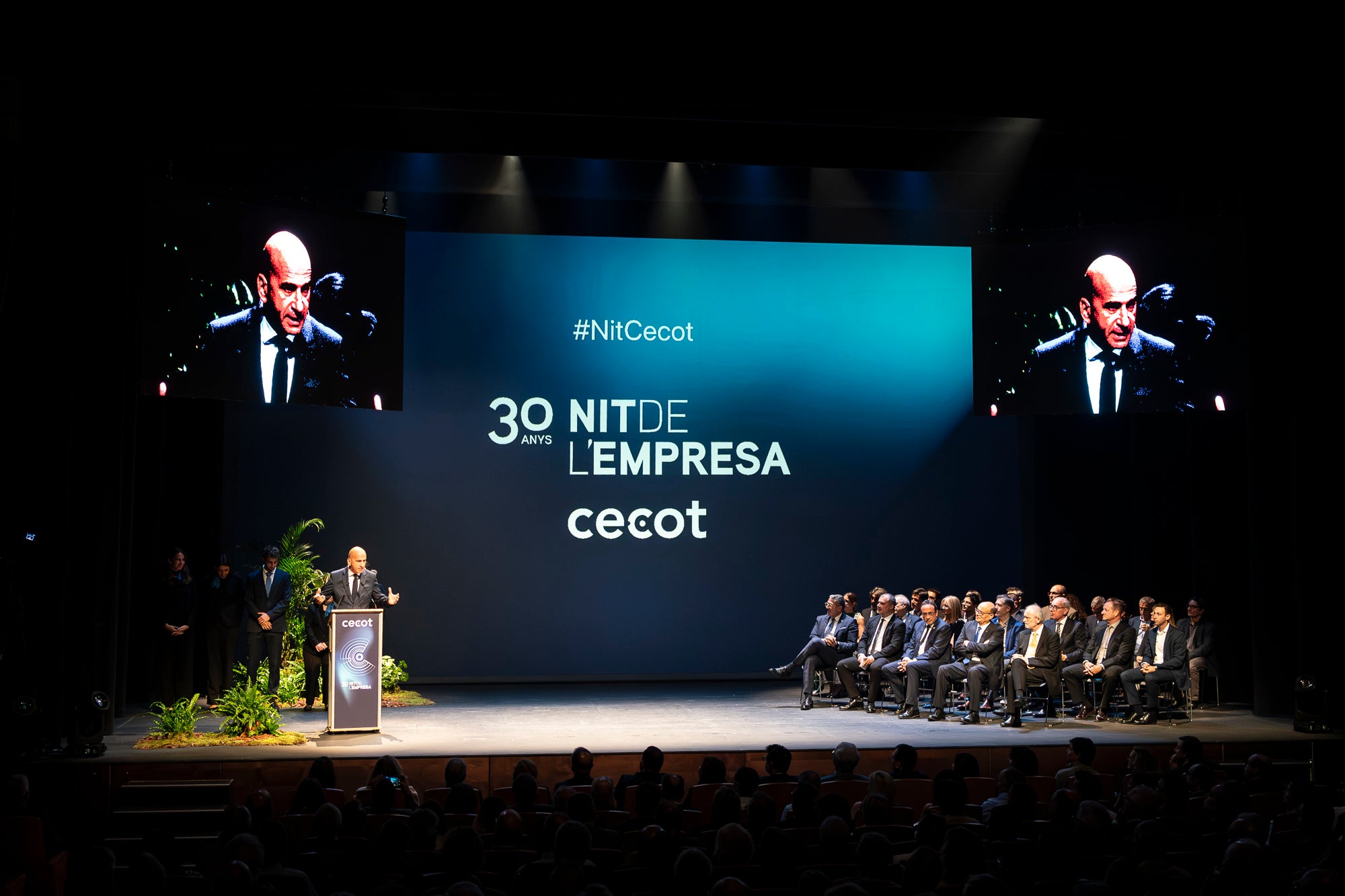 El Teatre Principal de Terrassa ha acollit la 30a edició de la Nit de l'Empresa. L'acte ha comptat amb la presència de l'alcalde de Terrassa, Jordi Ballart, i el president de Cecot, Xavier Panés; però ha destacat l'absència del president de la Generalitat, Salvador Illa, pels aiguats a l'Ebre. El gran protagonista de la jornada ha estat Cristóbal Colón, fundador de La Fageda, que ha rebut el Reconeixement a la Personalitat 2025 de Cecot | Mireia Comas