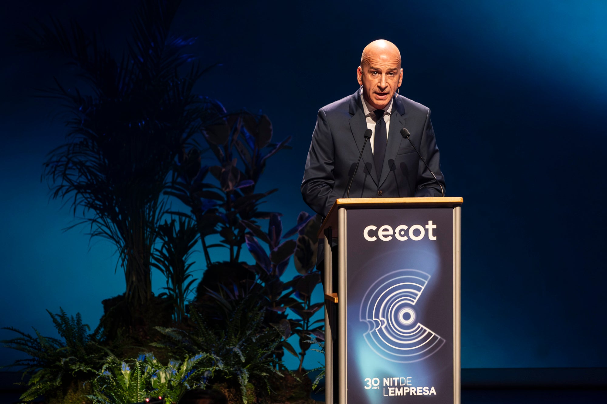 El Teatre Principal de Terrassa ha acollit la 30a edició de la Nit de l'Empresa. L'acte ha comptat amb la presència de l'alcalde de Terrassa, Jordi Ballart, i el president de Cecot, Xavier Panés; però ha destacat l'absència del president de la Generalitat, Salvador Illa, pels aiguats a l'Ebre. El gran protagonista de la jornada ha estat Cristóbal Colón, fundador de La Fageda, que ha rebut el Reconeixement a la Personalitat 2025 de Cecot | Mireia Comas