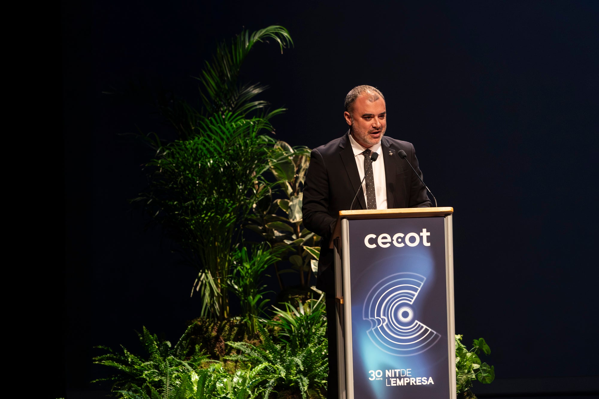 El Teatre Principal de Terrassa ha acollit la 30a edició de la Nit de l'Empresa. L'acte ha comptat amb la presència de l'alcalde de Terrassa, Jordi Ballart, i el president de Cecot, Xavier Panés; però ha destacat l'absència del president de la Generalitat, Salvador Illa, pels aiguats a l'Ebre. El gran protagonista de la jornada ha estat Cristóbal Colón, fundador de La Fageda, que ha rebut el Reconeixement a la Personalitat 2025 de Cecot | Mireia Comas
