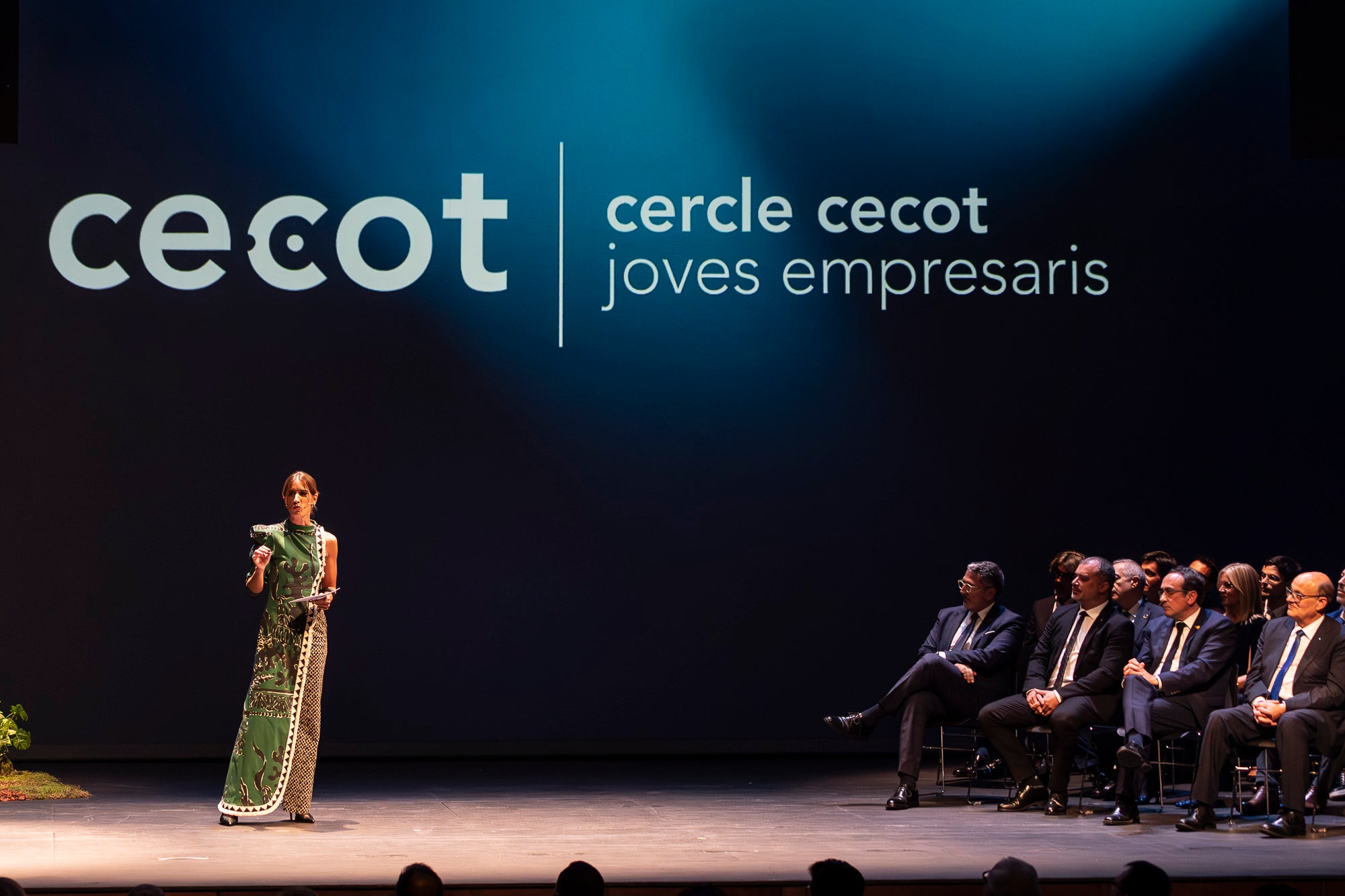 El Teatre Principal de Terrassa ha acollit la 30a edició de la Nit de l'Empresa. L'acte ha comptat amb la presència de l'alcalde de Terrassa, Jordi Ballart, i el president de Cecot, Xavier Panés; però ha destacat l'absència del president de la Generalitat, Salvador Illa, pels aiguats a l'Ebre. El gran protagonista de la jornada ha estat Cristóbal Colón, fundador de La Fageda, que ha rebut el Reconeixement a la Personalitat 2025 de Cecot | Mireia Comas