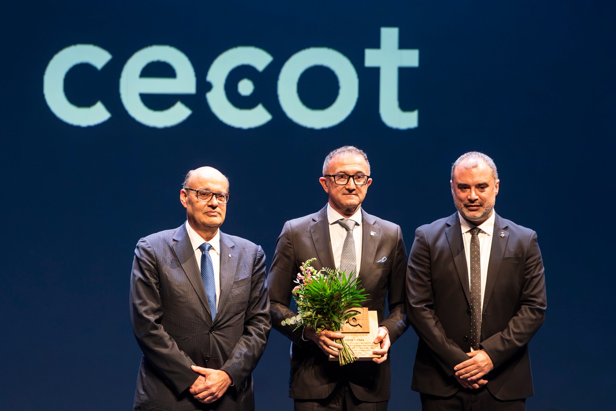 El Teatre Principal de Terrassa ha acollit la 30a edició de la Nit de l'Empresa. L'acte ha comptat amb la presència de l'alcalde de Terrassa, Jordi Ballart, i el president de Cecot, Xavier Panés; però ha destacat l'absència del president de la Generalitat, Salvador Illa, pels aiguats a l'Ebre. El gran protagonista de la jornada ha estat Cristóbal Colón, fundador de La Fageda, que ha rebut el Reconeixement a la Personalitat 2025 de Cecot | Mireia Comas