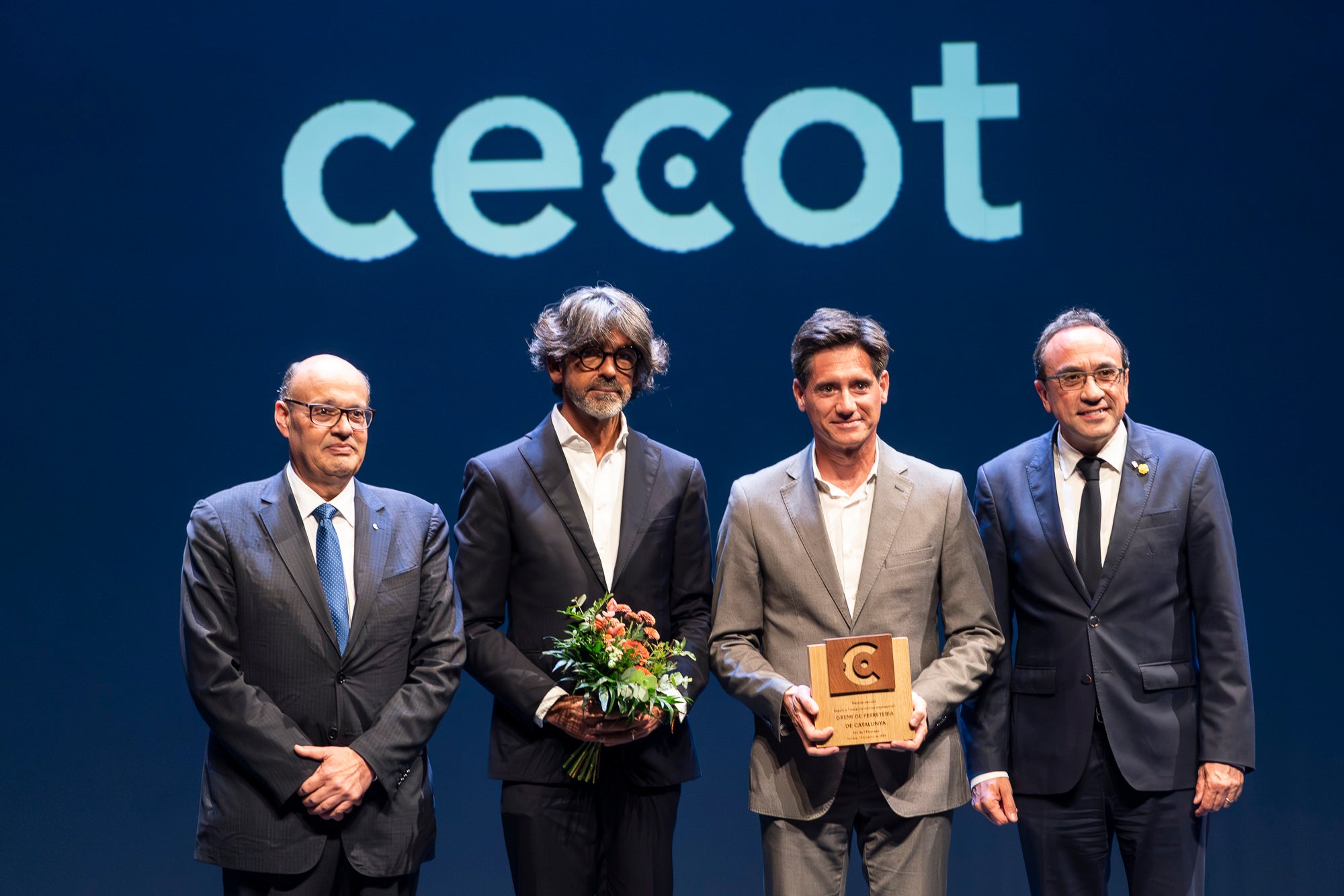 El Teatre Principal de Terrassa ha acollit la 30a edició de la Nit de l'Empresa. L'acte ha comptat amb la presència de l'alcalde de Terrassa, Jordi Ballart, i el president de Cecot, Xavier Panés; però ha destacat l'absència del president de la Generalitat, Salvador Illa, pels aiguats a l'Ebre. El gran protagonista de la jornada ha estat Cristóbal Colón, fundador de La Fageda, que ha rebut el Reconeixement a la Personalitat 2025 de Cecot | Mireia Comas