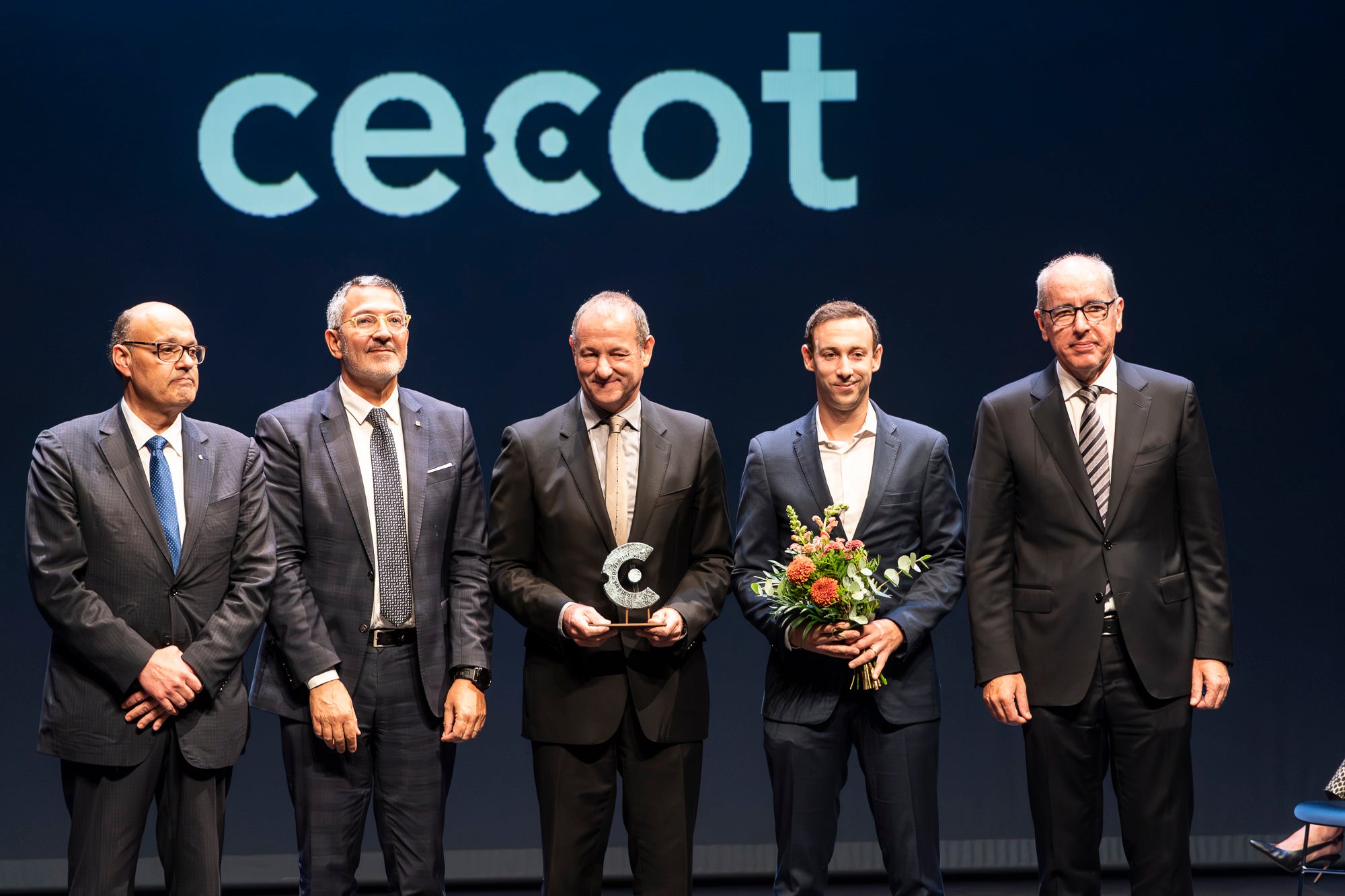 El Teatre Principal de Terrassa ha acollit la 30a edició de la Nit de l'Empresa. L'acte ha comptat amb la presència de l'alcalde de Terrassa, Jordi Ballart, i el president de Cecot, Xavier Panés; però ha destacat l'absència del president de la Generalitat, Salvador Illa, pels aiguats a l'Ebre. El gran protagonista de la jornada ha estat Cristóbal Colón, fundador de La Fageda, que ha rebut el Reconeixement a la Personalitat 2025 de Cecot | Mireia Comas