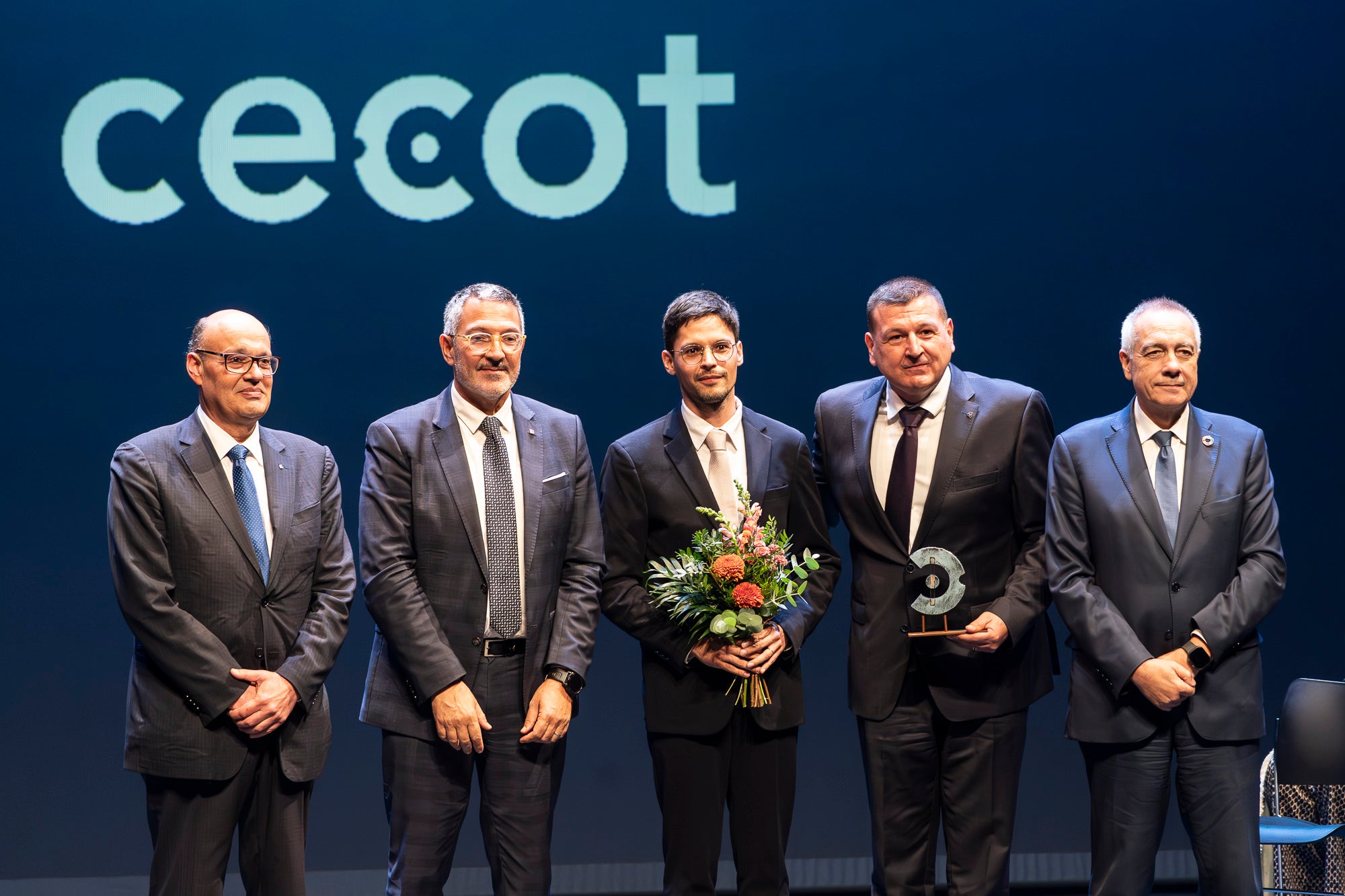 El Teatre Principal de Terrassa ha acollit la 30a edició de la Nit de l'Empresa. L'acte ha comptat amb la presència de l'alcalde de Terrassa, Jordi Ballart, i el president de Cecot, Xavier Panés; però ha destacat l'absència del president de la Generalitat, Salvador Illa, pels aiguats a l'Ebre. El gran protagonista de la jornada ha estat Cristóbal Colón, fundador de La Fageda, que ha rebut el Reconeixement a la Personalitat 2025 de Cecot | Mireia Comas