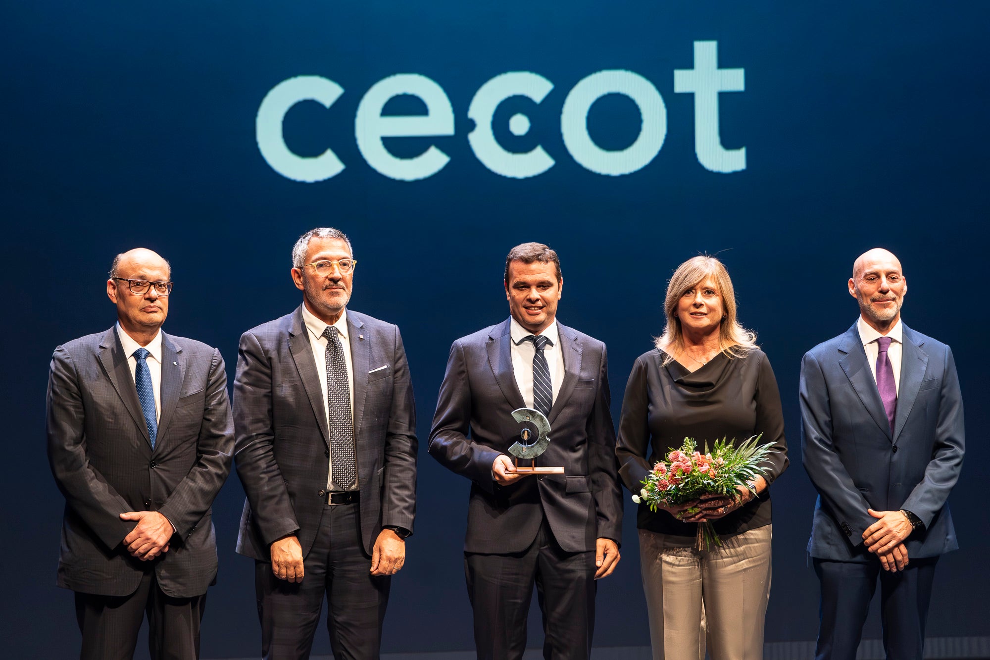 El Teatre Principal de Terrassa ha acollit la 30a edició de la Nit de l'Empresa. L'acte ha comptat amb la presència de l'alcalde de Terrassa, Jordi Ballart, i el president de Cecot, Xavier Panés; però ha destacat l'absència del president de la Generalitat, Salvador Illa, pels aiguats a l'Ebre. El gran protagonista de la jornada ha estat Cristóbal Colón, fundador de La Fageda, que ha rebut el Reconeixement a la Personalitat 2025 de Cecot | Mireia Comas