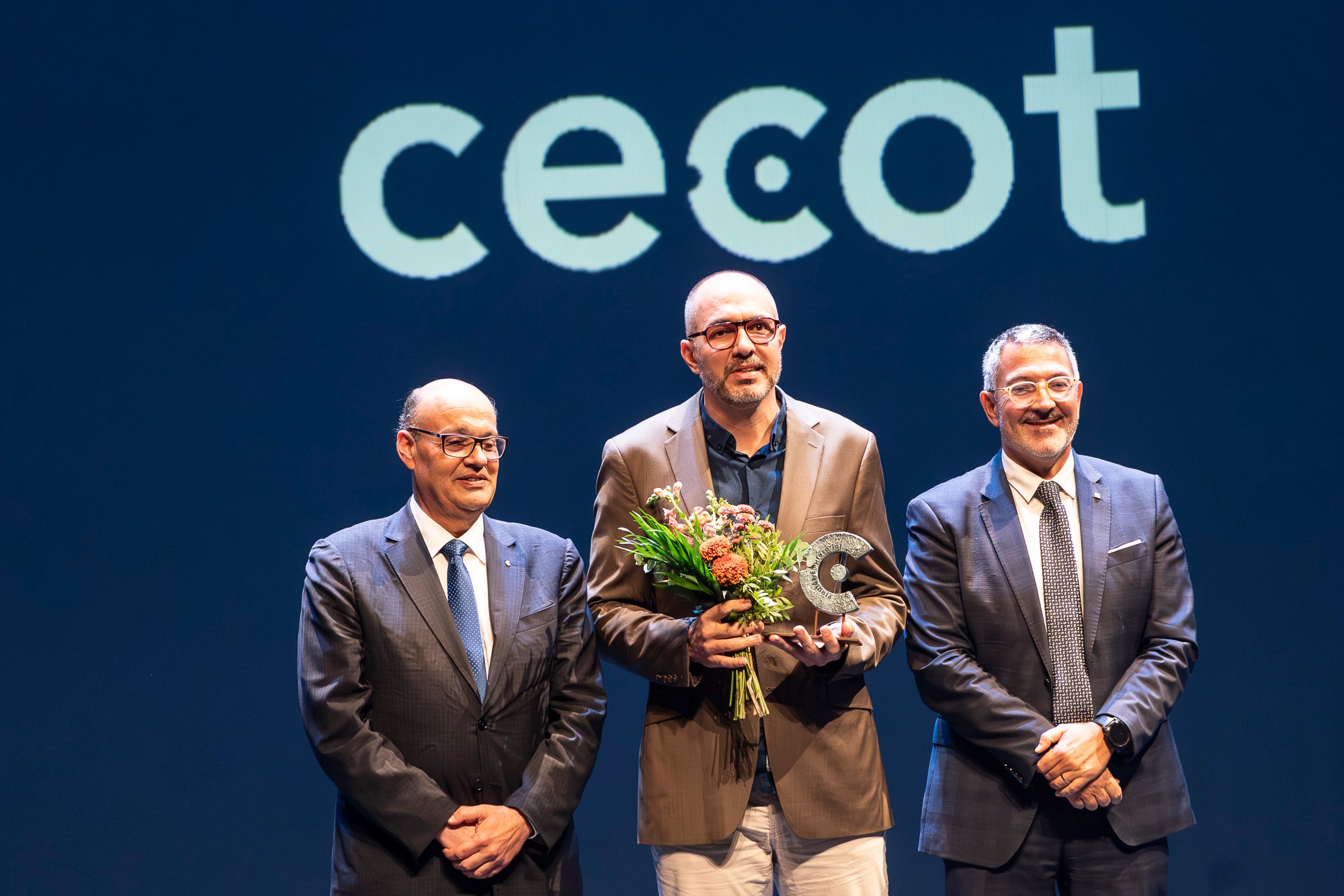 El Teatre Principal de Terrassa ha acollit la 30a edició de la Nit de l'Empresa. L'acte ha comptat amb la presència de l'alcalde de Terrassa, Jordi Ballart, i el president de Cecot, Xavier Panés; però ha destacat l'absència del president de la Generalitat, Salvador Illa, pels aiguats a l'Ebre. El gran protagonista de la jornada ha estat Cristóbal Colón, fundador de La Fageda, que ha rebut el Reconeixement a la Personalitat 2025 de Cecot | Mireia Comas