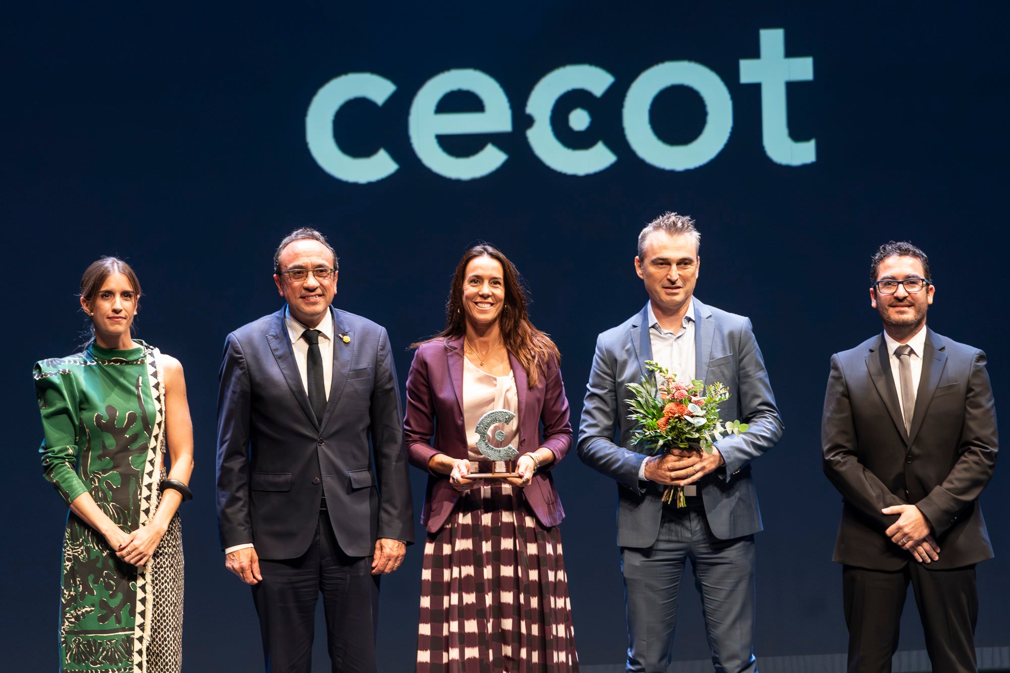 El Teatre Principal de Terrassa ha acollit la 30a edició de la Nit de l'Empresa. L'acte ha comptat amb la presència de l'alcalde de Terrassa, Jordi Ballart, i el president de Cecot, Xavier Panés; però ha destacat l'absència del president de la Generalitat, Salvador Illa, pels aiguats a l'Ebre. El gran protagonista de la jornada ha estat Cristóbal Colón, fundador de La Fageda, que ha rebut el Reconeixement a la Personalitat 2025 de Cecot | Mireia Comas