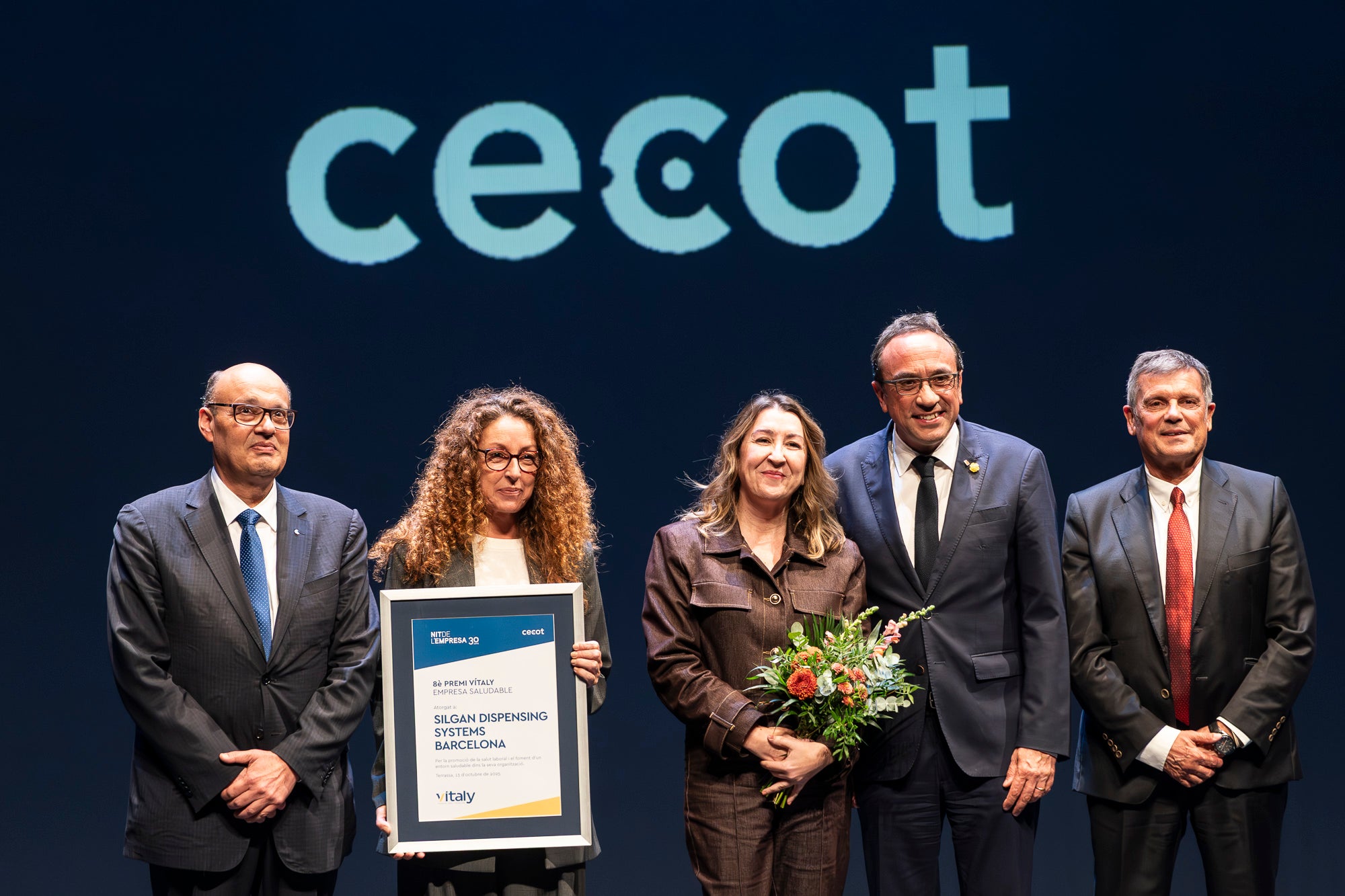 El Teatre Principal de Terrassa ha acollit la 30a edició de la Nit de l'Empresa. L'acte ha comptat amb la presència de l'alcalde de Terrassa, Jordi Ballart, i el president de Cecot, Xavier Panés; però ha destacat l'absència del president de la Generalitat, Salvador Illa, pels aiguats a l'Ebre. El gran protagonista de la jornada ha estat Cristóbal Colón, fundador de La Fageda, que ha rebut el Reconeixement a la Personalitat 2025 de Cecot | Mireia Comas