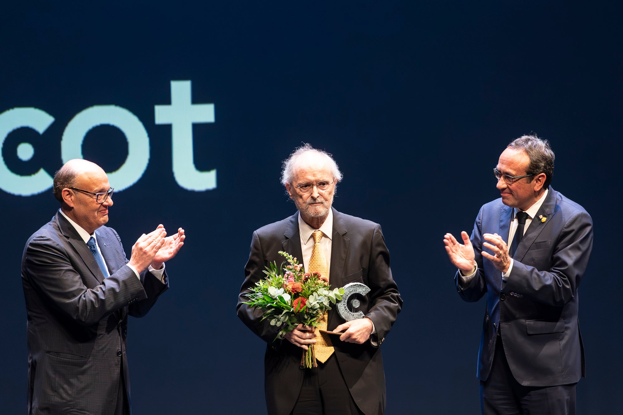 El Teatre Principal de Terrassa ha acollit la 30a edició de la Nit de l'Empresa. L'acte ha comptat amb la presència de l'alcalde de Terrassa, Jordi Ballart, i el president de Cecot, Xavier Panés; però ha destacat l'absència del president de la Generalitat, Salvador Illa, pels aiguats a l'Ebre. El gran protagonista de la jornada ha estat Cristóbal Colón, fundador de La Fageda, que ha rebut el Reconeixement a la Personalitat 2025 de Cecot | Mireia Comas