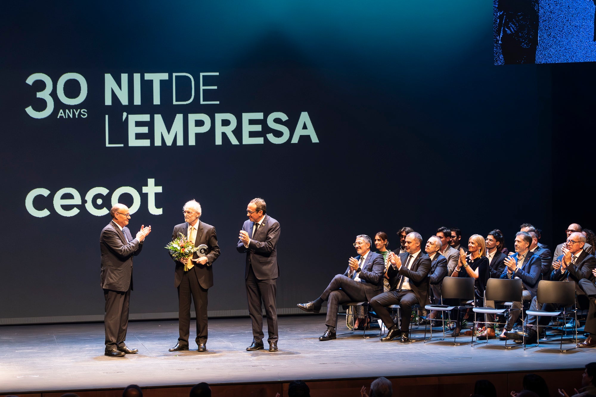 El Teatre Principal de Terrassa ha acollit la 30a edició de la Nit de l'Empresa. L'acte ha comptat amb la presència de l'alcalde de Terrassa, Jordi Ballart, i el president de Cecot, Xavier Panés; però ha destacat l'absència del president de la Generalitat, Salvador Illa, pels aiguats a l'Ebre. El gran protagonista de la jornada ha estat Cristóbal Colón, fundador de La Fageda, que ha rebut el Reconeixement a la Personalitat 2025 de Cecot | Mireia Comas