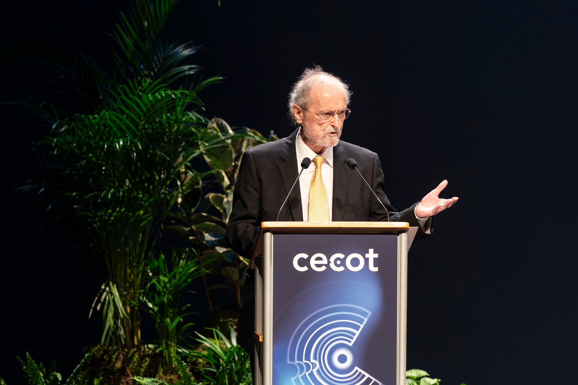 El Teatre Principal de Terrassa ha acollit la 30a edició de la Nit de l'Empresa. L'acte ha comptat amb la presència de l'alcalde de Terrassa, Jordi Ballart, i el president de Cecot, Xavier Panés; però ha destacat l'absència del president de la Generalitat, Salvador Illa, pels aiguats a l'Ebre. El gran protagonista de la jornada ha estat Cristóbal Colón, fundador de La Fageda, que ha rebut el Reconeixement a la Personalitat 2025 de Cecot | Mireia Comas