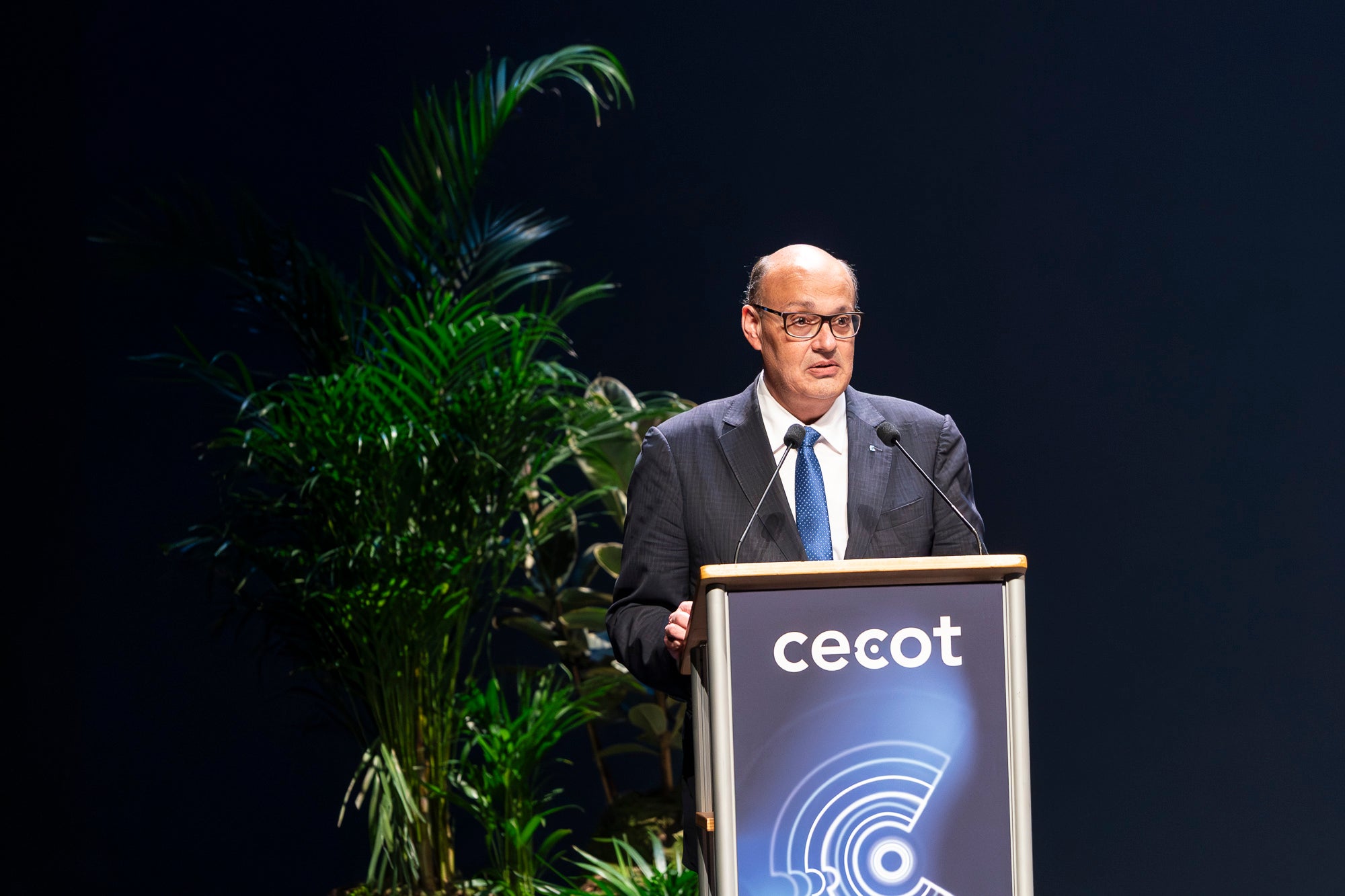 El Teatre Principal de Terrassa ha acollit la 30a edició de la Nit de l'Empresa. L'acte ha comptat amb la presència de l'alcalde de Terrassa, Jordi Ballart, i el president de Cecot, Xavier Panés; però ha destacat l'absència del president de la Generalitat, Salvador Illa, pels aiguats a l'Ebre. El gran protagonista de la jornada ha estat Cristóbal Colón, fundador de La Fageda, que ha rebut el Reconeixement a la Personalitat 2025 de Cecot | Mireia Comas