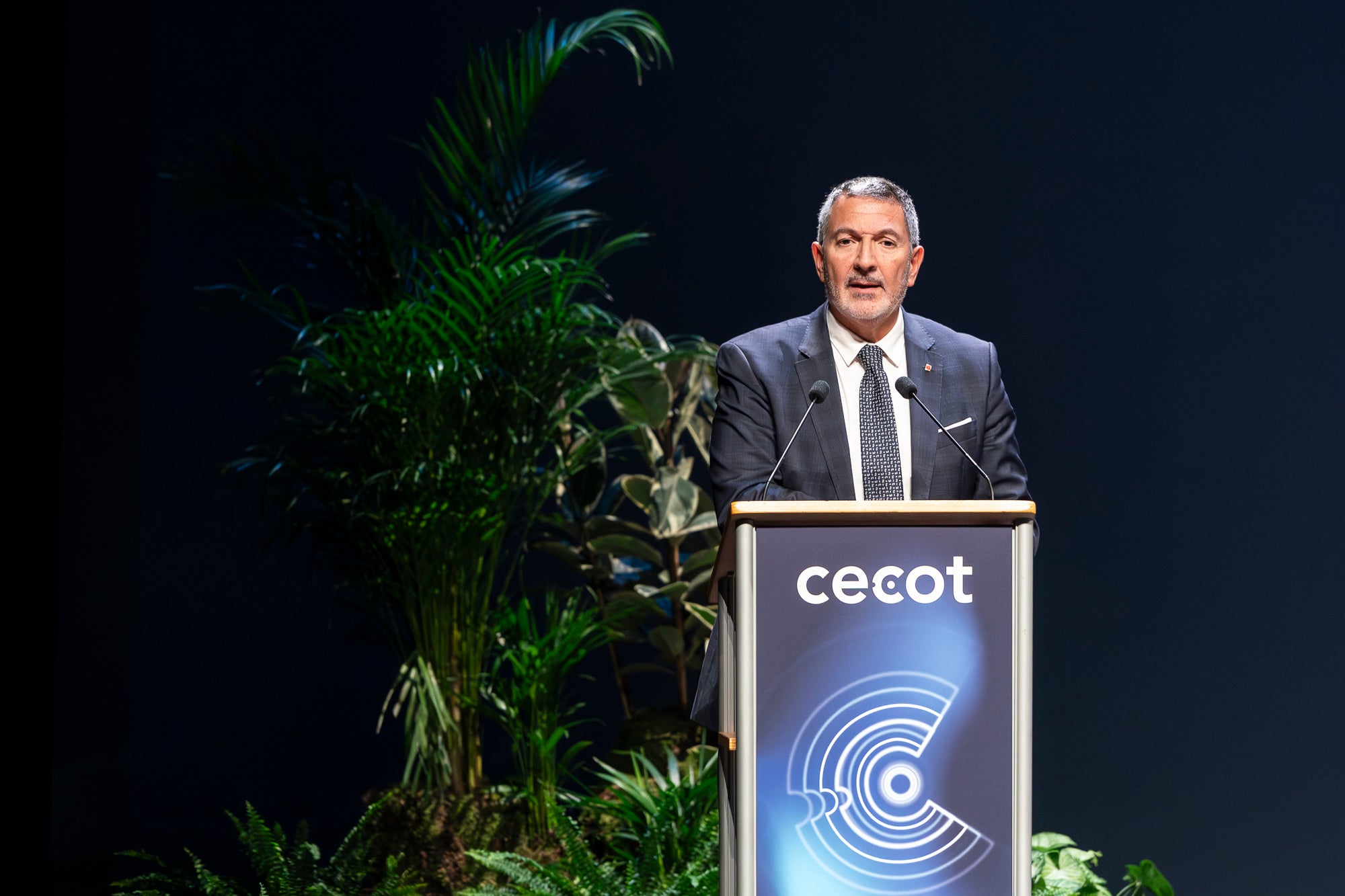 El Teatre Principal de Terrassa ha acollit la 30a edició de la Nit de l'Empresa. L'acte ha comptat amb la presència de l'alcalde de Terrassa, Jordi Ballart, i el president de Cecot, Xavier Panés; però ha destacat l'absència del president de la Generalitat, Salvador Illa, pels aiguats a l'Ebre. El gran protagonista de la jornada ha estat Cristóbal Colón, fundador de La Fageda, que ha rebut el Reconeixement a la Personalitat 2025 de Cecot | Mireia Comas