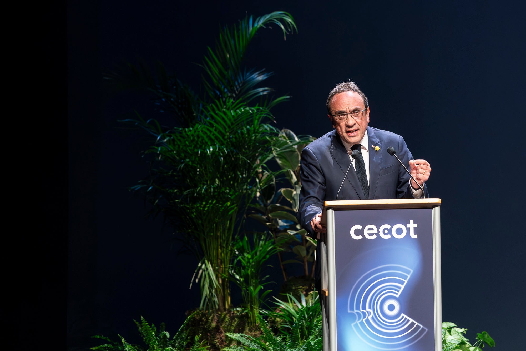 El Teatre Principal de Terrassa ha acollit la 30a edició de la Nit de l'Empresa. L'acte ha comptat amb la presència de l'alcalde de Terrassa, Jordi Ballart, i el president de Cecot, Xavier Panés; però ha destacat l'absència del president de la Generalitat, Salvador Illa, pels aiguats a l'Ebre. El gran protagonista de la jornada ha estat Cristóbal Colón, fundador de La Fageda, que ha rebut el Reconeixement a la Personalitat 2025 de Cecot | Mireia Comas