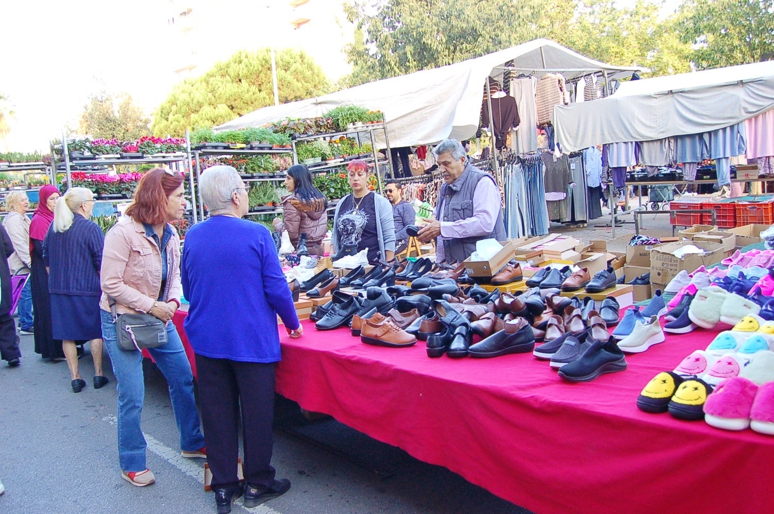 Aquest dimecres, dia 8 d’octubre, s’ha estrenat el nou model del Mercadal Martí l’Humà, a l’avinguda de Béjar. Tal com es va anunciar, des del govern s’ha optat per un model “compactat”, amb una reducció d’espai, sense deixar forats, i un increment dels controls dels deures dels paradistes, neteja i seguretat. Al mateix temps, s’ha alliberat una pastilla per destinar-la a zona d’aparcament. Podeu trobar més informació aquí: https://monterrassa.cat/societat/terrassa-aposta-nou-mercadal-menys-parades-mes-controls-479307/